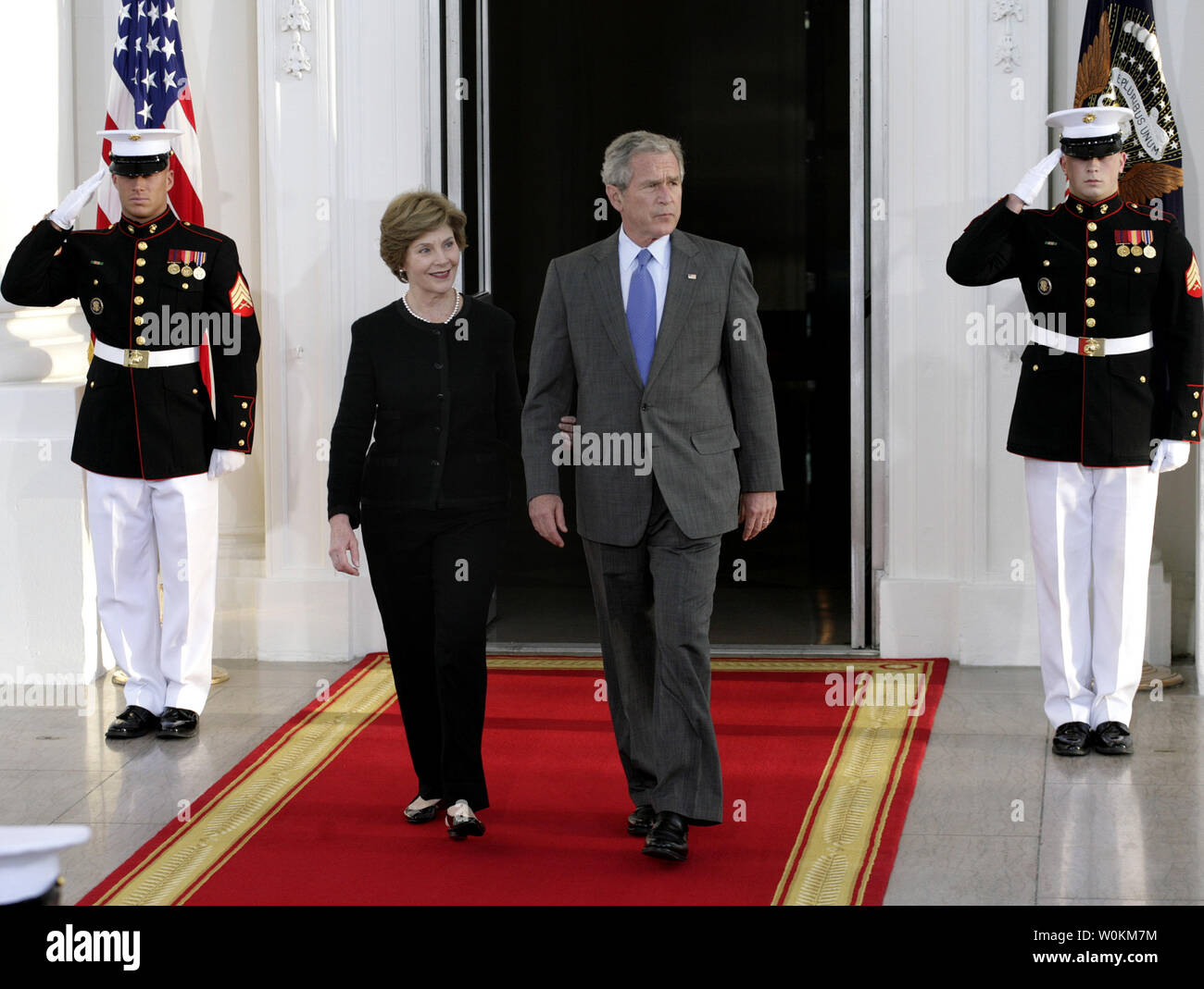 Le président américain George W. Bush et la Première dame Laura Bush sortir de bienvenue de Premier ministre britannique Gordon Brown et son épouse Sarah au portique nord à la Maison Blanche à Washington le 17 avril 2008. (Photo d'UPI/Yuri Gripas) Banque D'Images