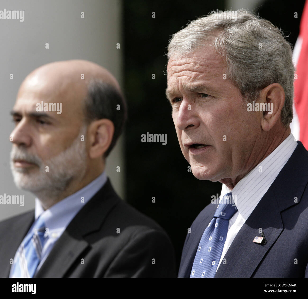 Le président américain George W. Bush (R) par transmission de la Réserve fédérale, Ben Bernanke, le président parle de l'économie dans la roseraie de la Maison Blanche à Washington le 19 septembre 2008. (Photo d'UPI/Yuri Gripas) Banque D'Images