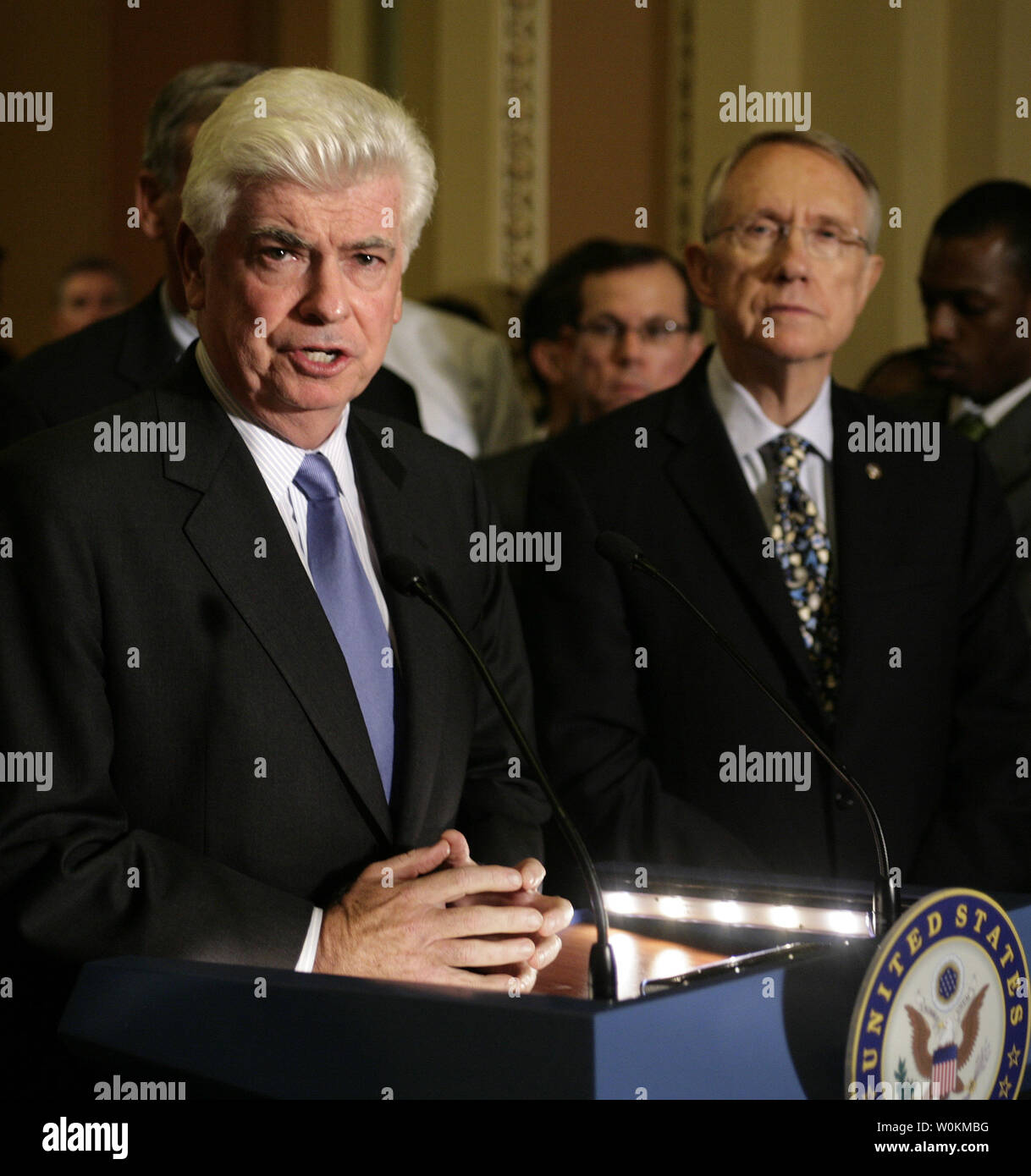 Le sénateur Chris Dodd (D-CT) parle avec le chef de la majorité au Sénat Harry Reid (D-NV) à la conférence de presse suivant le vote du Sénat sur le plan de sauvetage du secteur financier sur la colline du Capitole à Washington le 1er octobre 2008. Le Sénat a adopté le projet de loi de sauvetage de 700 milliards de dollars. (Photo d'UPI/Yuri Gripas) Banque D'Images