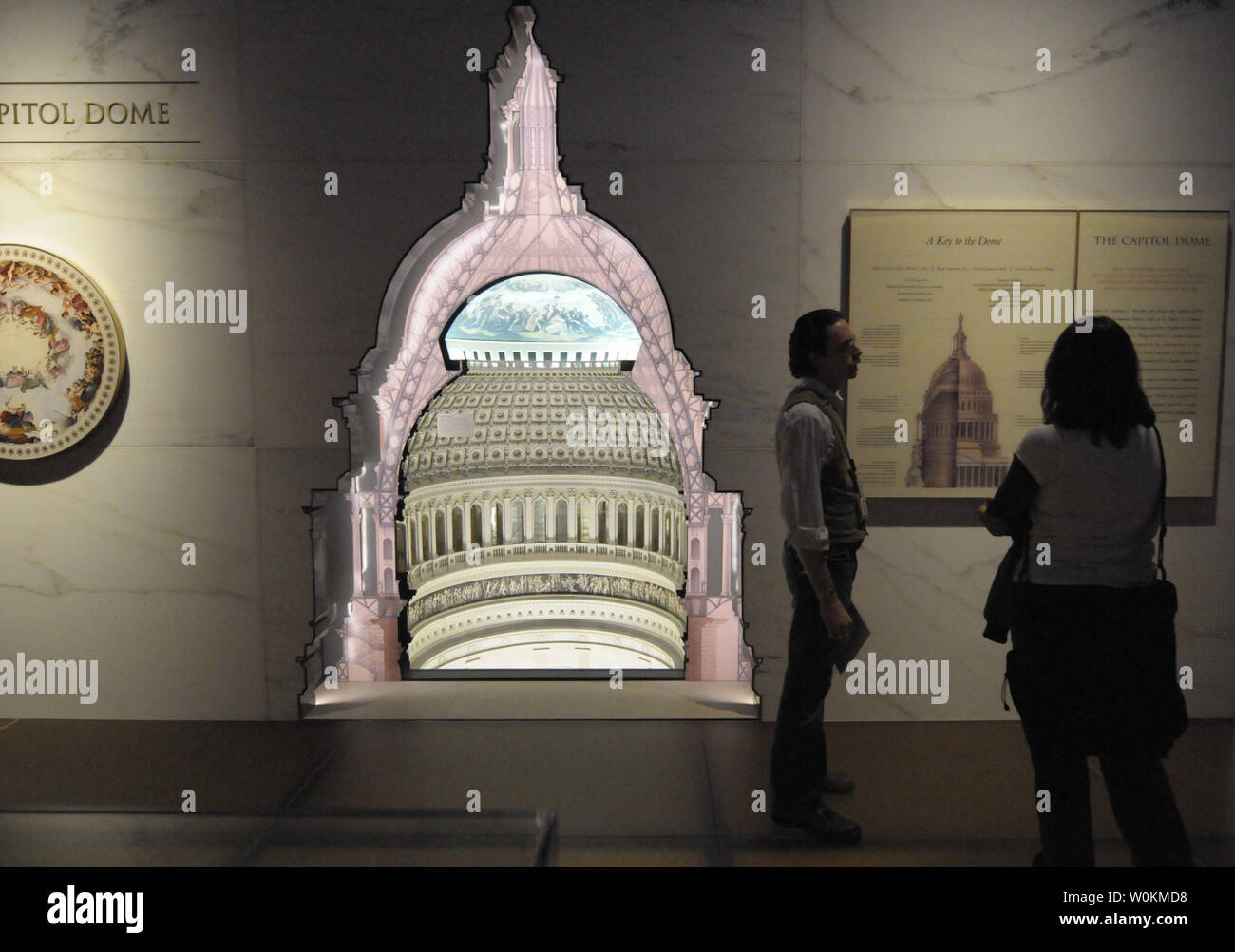 U.S. Capitol visitor center de Washington est visible pendant l'aperçu des médias le 11 novembre 2008. Le Capitol Visitor Center qui comprennent l'Émancipation Hall, le Hall d'exposition, deux boutiques de cadeaux, le restaurant et les deux théâtres d'orientation sera ouvert au public le 2 décembre 2008. (Photo d'UPI/Yuri Gripas) Banque D'Images