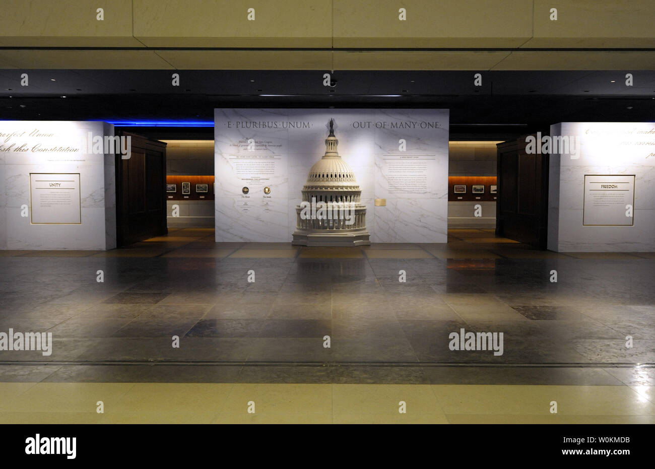 U.S. Capitol visitor center de Washington est visible pendant l'aperçu des médias le 11 novembre 2008. Le Capitol Visitor Center qui comprennent l'Émancipation Hall, le Hall d'exposition, deux boutiques de cadeaux, le restaurant et les deux théâtres d'orientation sera ouvert au public le 2 décembre 2008. (Photo d'UPI/Yuri Gripas) Banque D'Images
