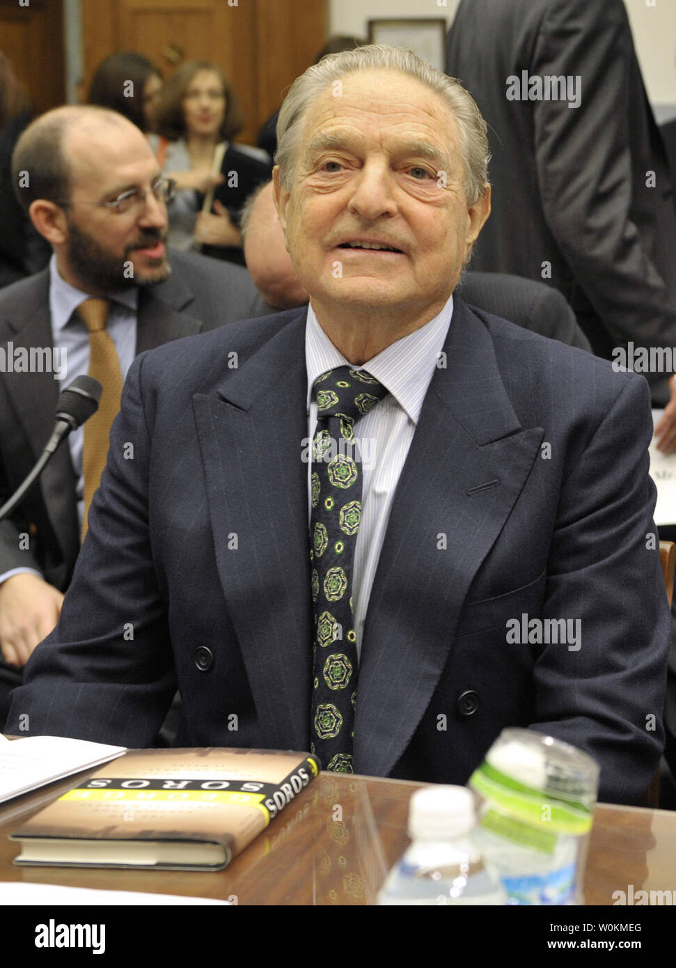 Gestionnaire de fonds de couverture George Soros, président du Soros Fund Management LLC, arrive à la Chambre de contrôle et la réforme de l'Etat audience de comité sur la réglementation des fonds de couverture sur la colline du Capitole à Washington le 13 novembre 2008. (Photo d'UPI/Yuri Gripas) Banque D'Images