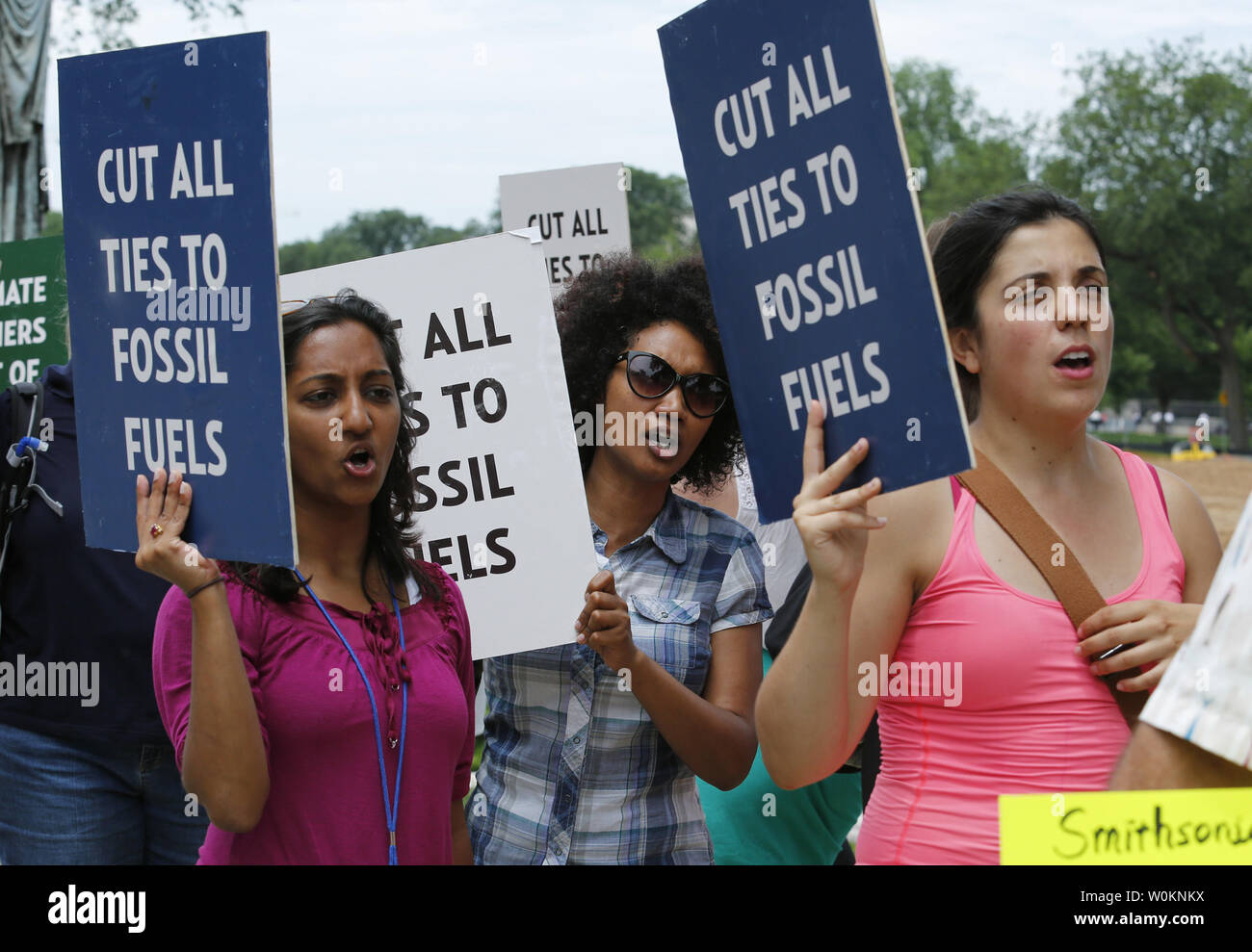 Rassemblement de manifestants à l'extérieur de la Smithsonian Museum of Natural History de Washington, DC appelant pour le musée de couper les liens avec l'industrie des combustibles fossiles et les frères Koch le 15 juin 2015. Ils ont présenté une pétition pour David Koch d'être lancé l'administration du musée pour une exposition controversée qu'il a été vu par certains scientifiques comme trompeuse et non scientifique en ce qui concerne le changement climatique. Photo par Yuri Gripas/UPI Banque D'Images