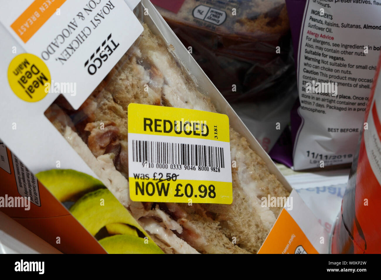 Réduction de l'autocollant sur l'emballage des sandwichs de Tesco, réduction du prix des aliments Banque D'Images