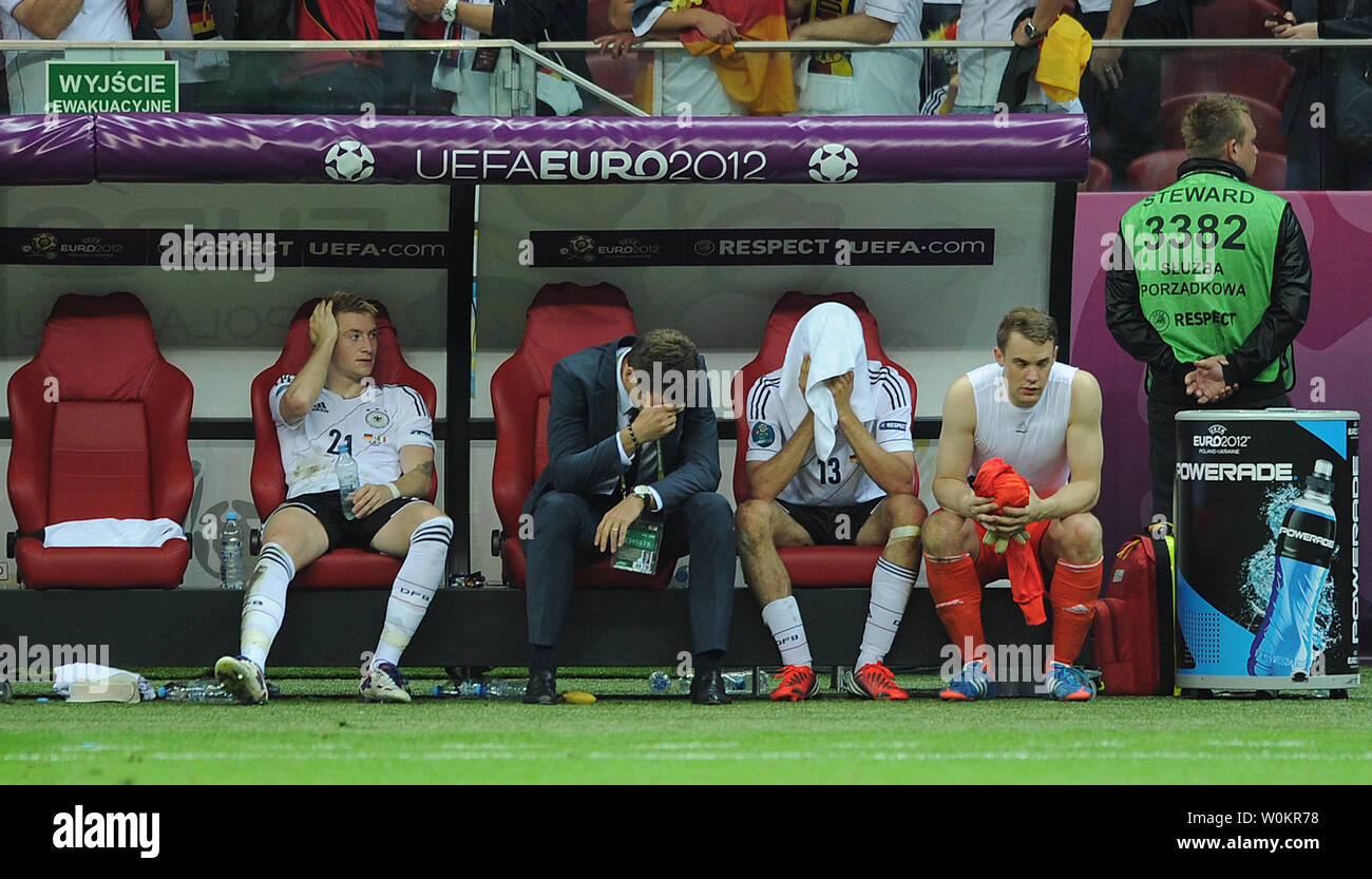 Oliver Bierhoff et Thomas Muller (C) s'abattu sur le banc après l'Euro 2012 match demi-finale au stade National à Varsovie, Pologne le 28 juin 2012. UPI/Chris Brunskill Banque D'Images