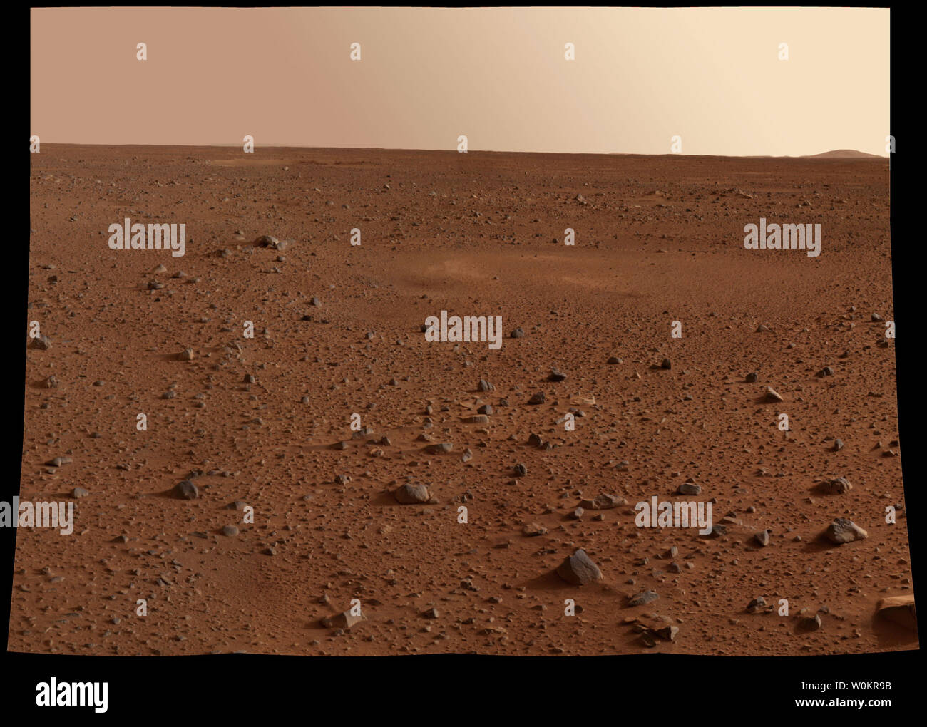 Cette image en pleine résolution prise par la caméra panoramique à bord du Mars Exploration Rover Spirit avant qu'il a basculé de l'atterrisseur montre la surface rocheuse de Mars. Les scientifiques sont désireux de commencer à examiner les rochers, car, contrairement à la terre, ces capsules 'peu de temps' organiser les souvenirs de l'ancien processus qui les a formés. Les données de l'appareil photo filtres rouge, vert et bleu ont été combinés pour créer cette véritable image en couleur. (UPI Photo/NASA/JPL) Banque D'Images