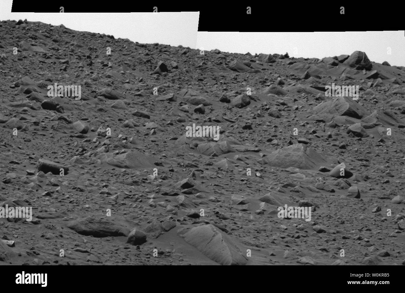 Cette image prise par la caméra panoramique sur le Mars Exploration Rover Spirit montre la voie difficile le rover traverser pour atteindre sa position actuelle, à 16 mètres (52 pieds) de la bordure du cratère appelé 'Bonneville." Ici, le terrain vers le haut des pentes d'environ cinq degrés. À l'angle supérieur droit est le rocher appelé 'trous', Point qui est d'environ 60 centimètres (2 pieds) de diamètre. Cette image a été prise à l'occasion du 63e jour de mars, ou de sol, de la mission de l'esprit. (UPI Photo/NASA/JPL) Banque D'Images