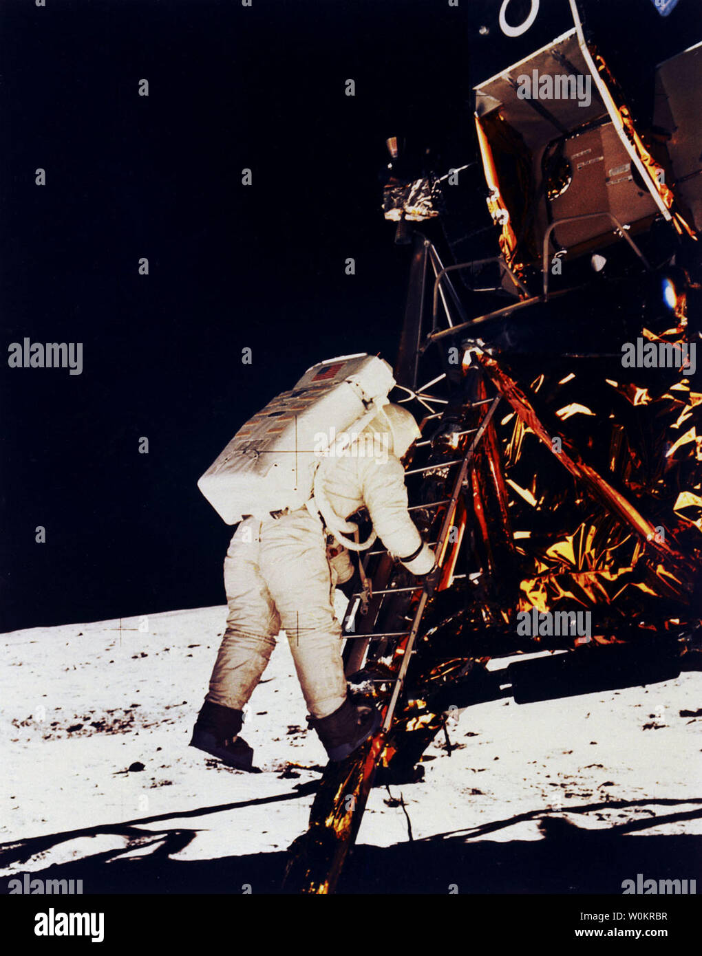 L'astronaute Buzz Aldrin descend du module lunaire Eagle et pas sur la lune le 20 juillet 1969, il y a 35 ans. Photo prise par Neil Armstrong, le premier homme sur la lune. (Photo d'UPI/NASA) Banque D'Images