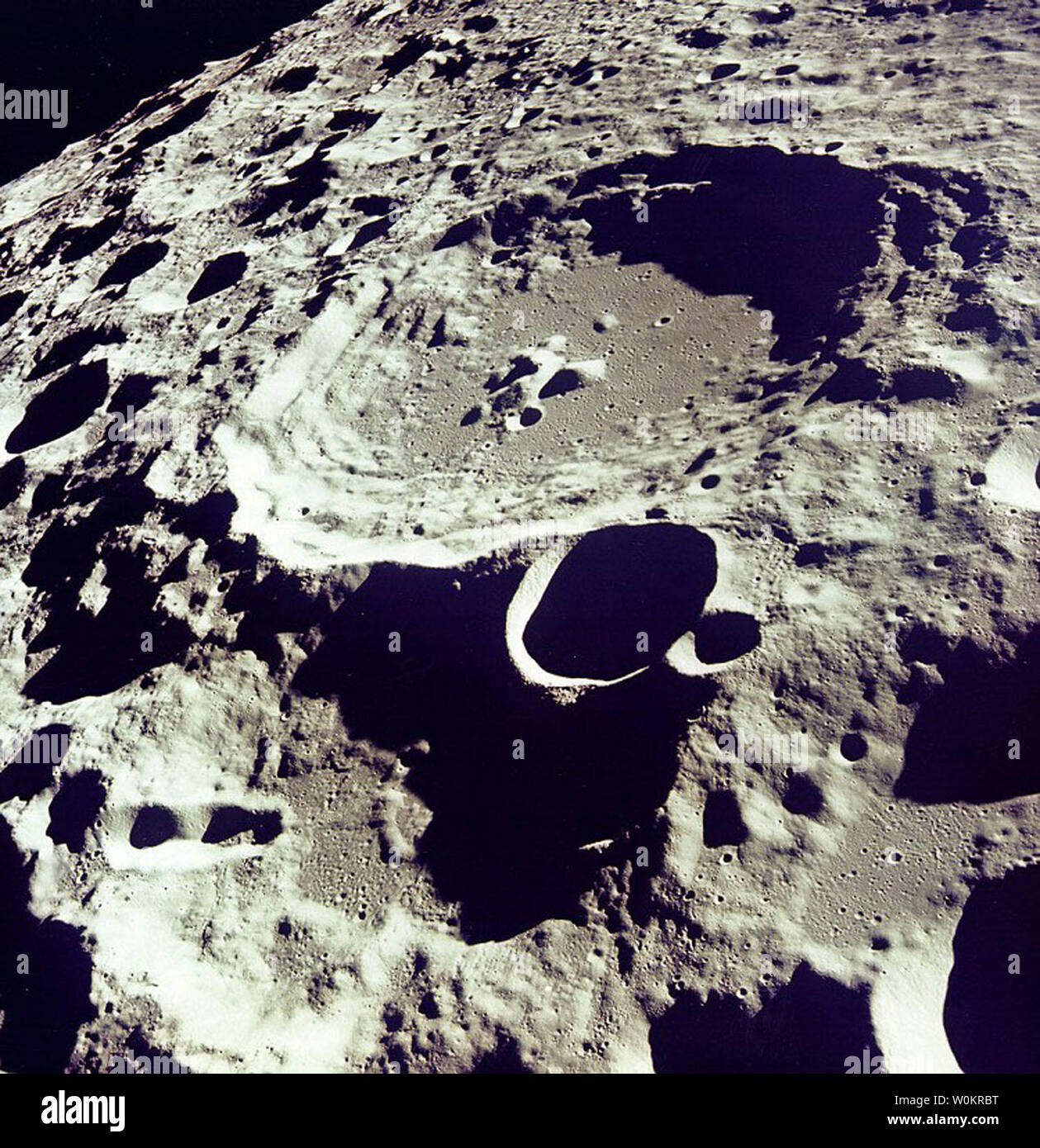 308 cratère se distingue en relief dans cette photo de l'orbite lunaire d'Apollo 11. Neil Armstrong est le premier homme sur la lune le 20 juillet 1969, il y a 35 ans. (Photo d'UPI/NASA) Banque D'Images