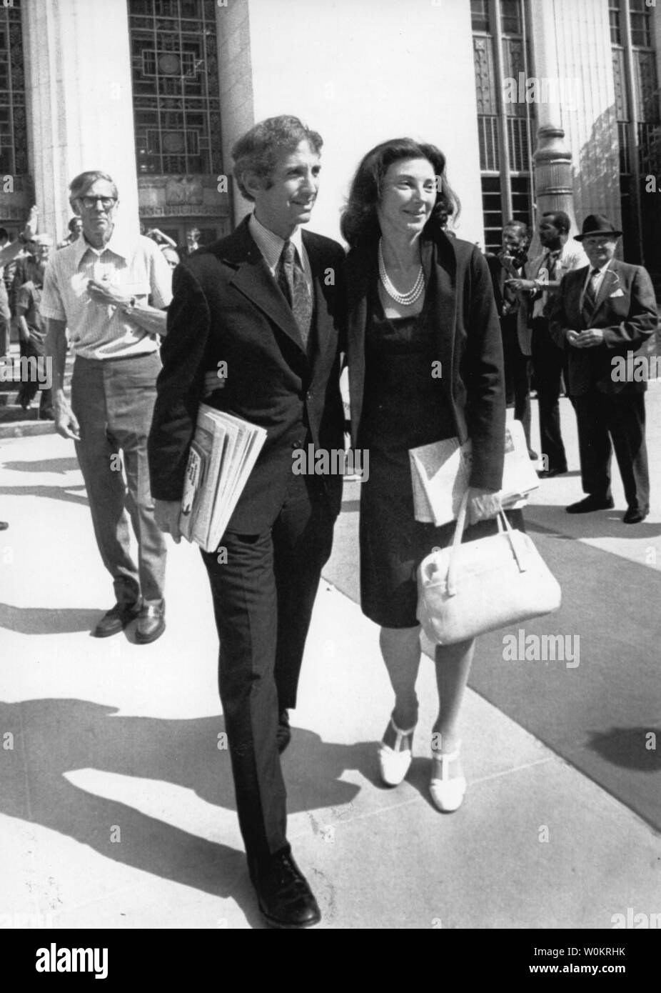 Quarante ans après le New York Times a publié les documents du Pentagone, la version complète a été libéré le 13 juin 2011 par les Archives nationales. Daniel Ellsberg, photographié ici avec son épouse Patricia dans ce fichier d'UPI photo, était responsable de la fuite de documents à la presse. Les documents du Pentagone a révélé de graves problèmes avec l'administration de la guerre du Vietnam par différentes administrations. Le président Richard Nixon a tenté de supprimer le rapport, mais la Cour suprême a statué en faveur de la presse. UPI/fichiers Banque D'Images