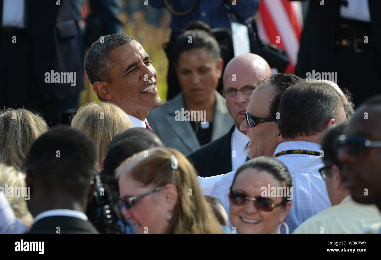 Le président américain Barack Obama serre la main après ses remarques ...