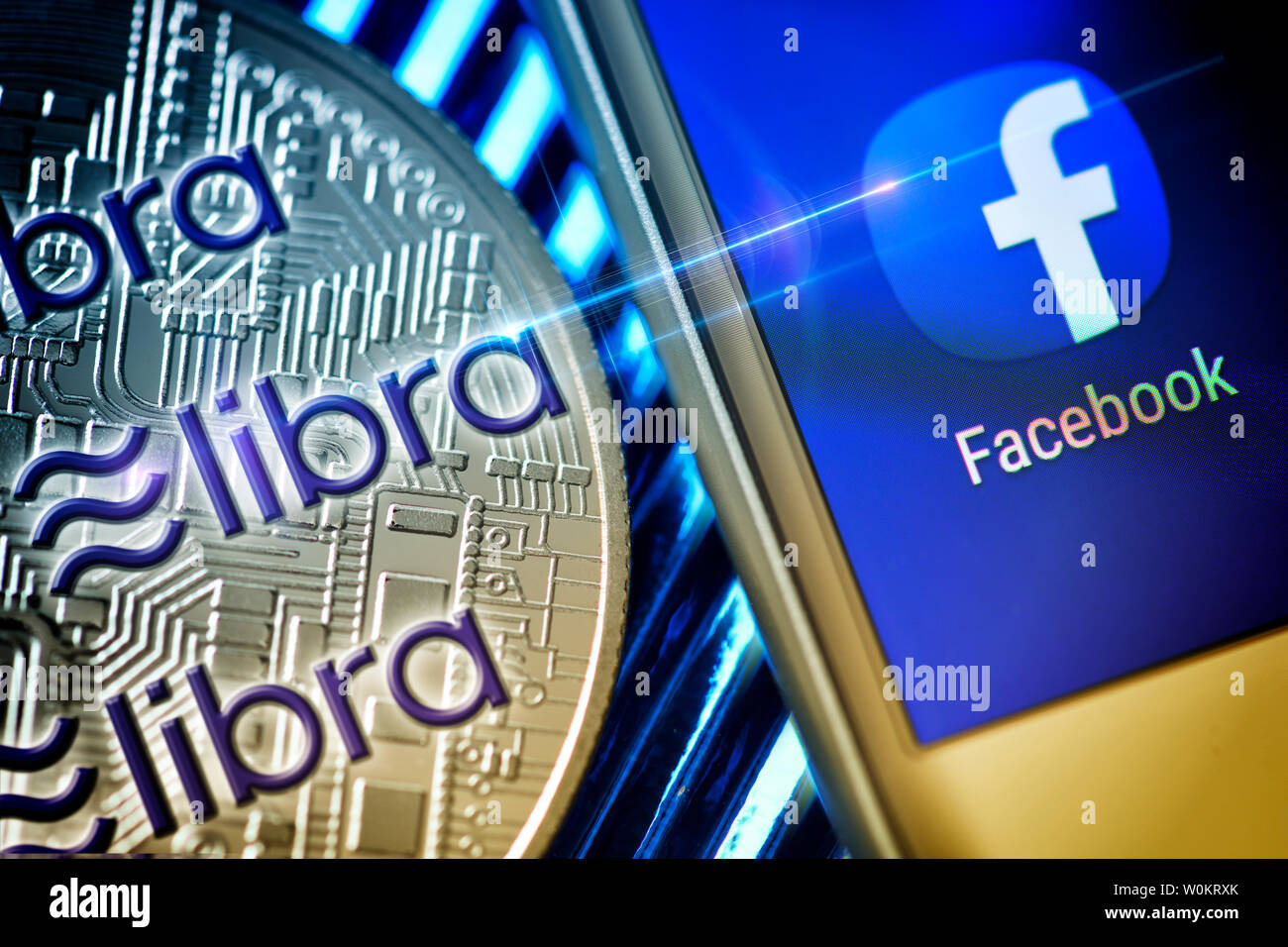 Application Facebook sur un écran de smartphone et de monnaie, la balance cryptocurrency Banque D'Images