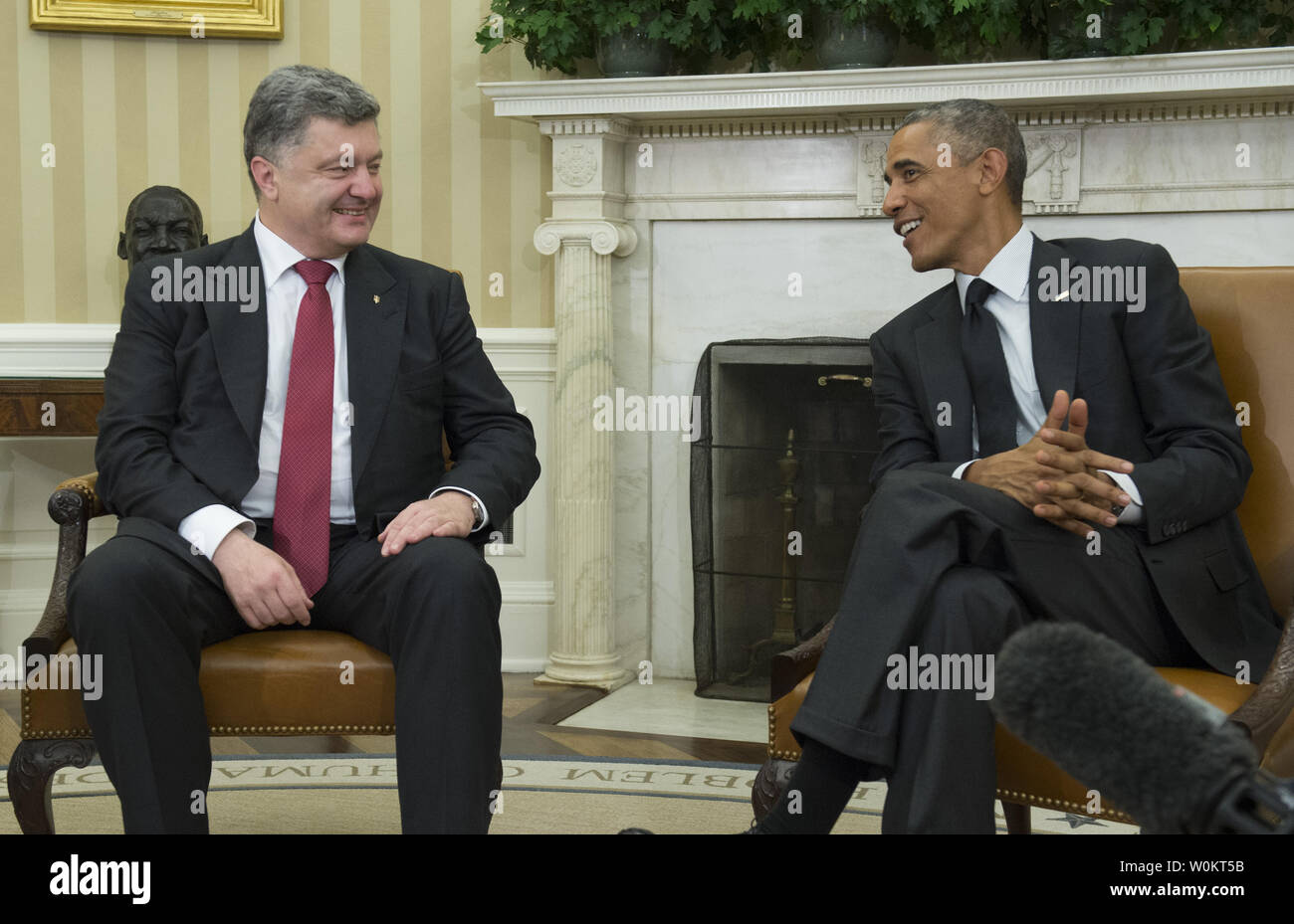 Le président Barack Obama partage un moment de détente avec le Président ukrainien Porochenko dans le bureau ovale de la Maison Blanche le 18 septembre 2014 à Washington, D.C. Poroshenko auparavant adressé une session conjointe du Congrès. UPI/Pat Benic Banque D'Images