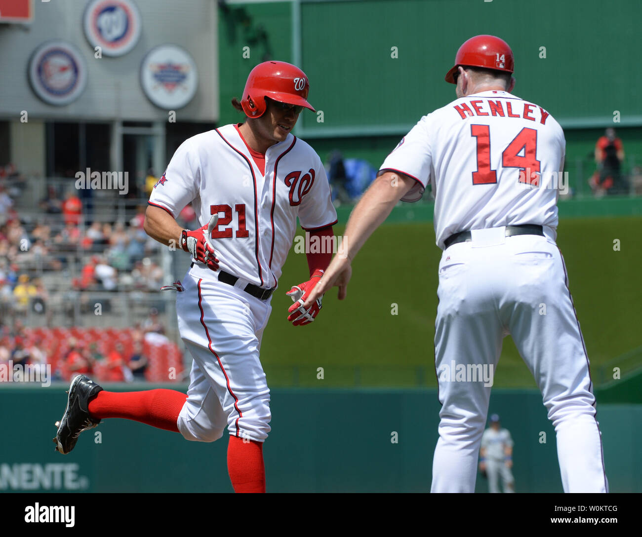 Nationals de Washington pinch hitter Matt den Dekker est félicité par thirdbase entraîneur Bob Henley après avoir frappé un deux gagnants par-dans le bas de la huitième manche contre les Dodgers de Los Angeles au Championnat National Park à Washington, DC Le 18 juillet 2015. Ressortissants étrangers a remporté le 17 juillet jeu suspendu 5-3. Photo de Pat Benic Banque D'Images