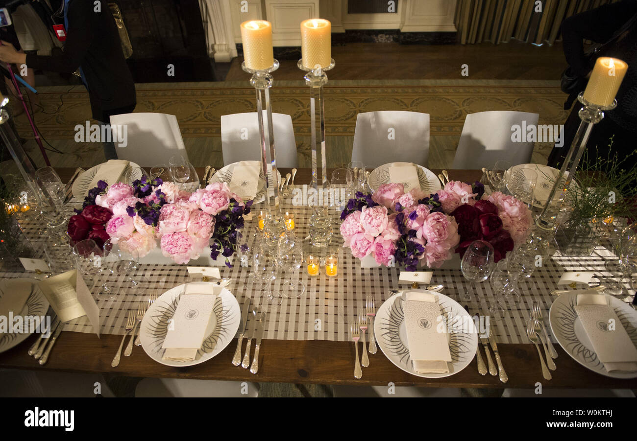 La table est mise pour les dirigeants des pays nordiques au cours d'un dîner d'État appuyez sur Aperçu dans la salle à manger d'état de la Maison Blanche le 12 mai 2016. Le président américain Barack Obama accueillera les dirigeants de Danemark, Finlande, Islande, Norvège et Suède sur Marie 13, 2016. Photo de Pat Benic/UPI Banque D'Images