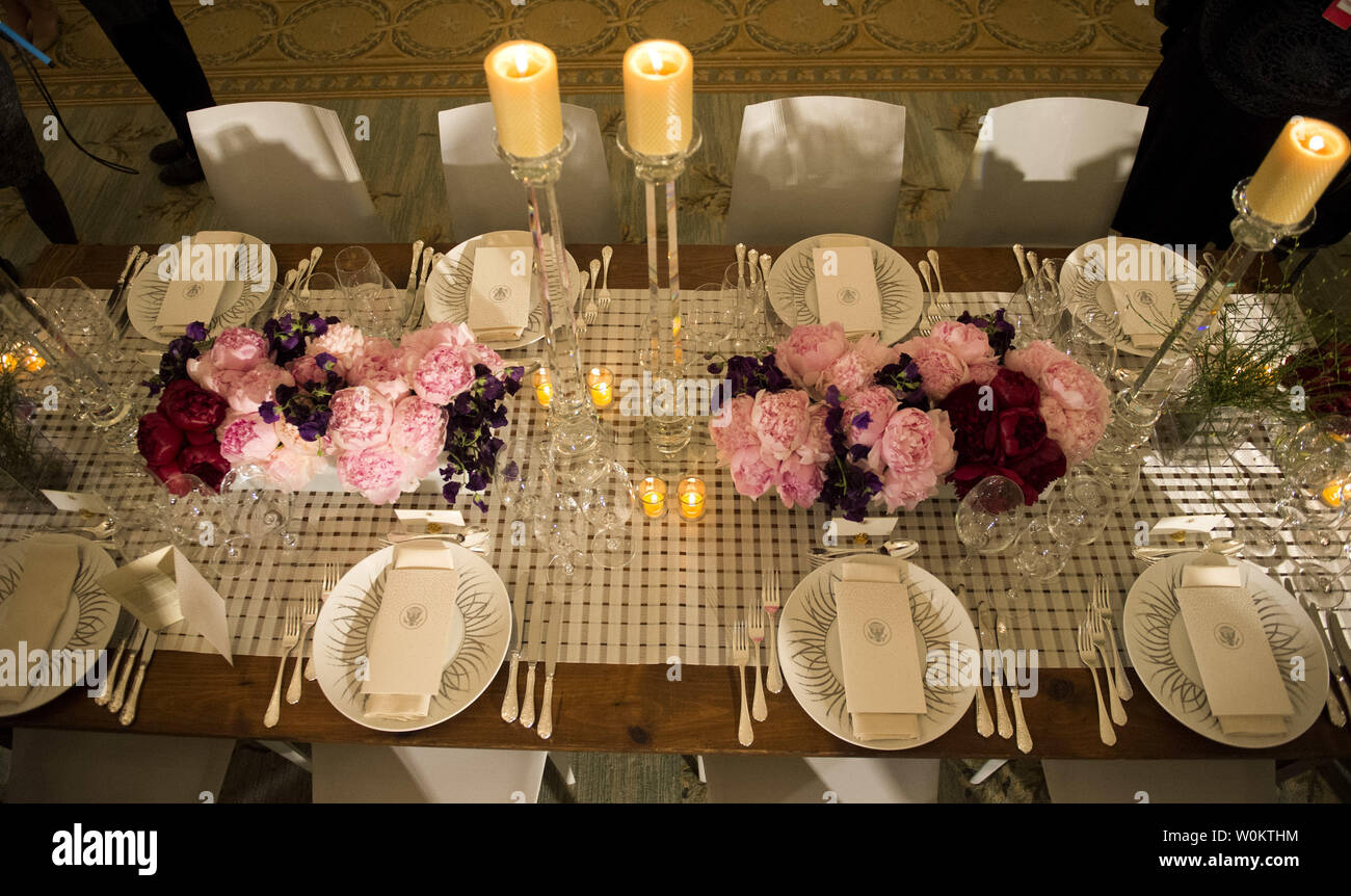 La table est mise pour les dirigeants des pays nordiques au cours d'un dîner d'État appuyez sur Aperçu dans la salle à manger d'état de la Maison Blanche le 12 mai 2016. Le président américain Barack Obama accueillera les dirigeants de Danemark, Finlande, Islande, Norvège et Suède sur Marie 13, 2016. Photo de Pat Benic/UPI Banque D'Images