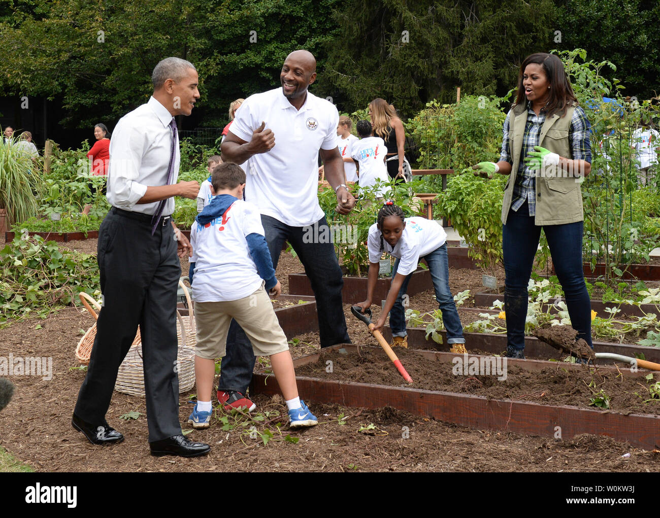 Le président Barack Obama fait une visite surprise à la Maison Blanche Cuisine Jardin prises selon l'ancien joueur de basket-ball NBA Alonzo Mourning et la Première Dame Michelle Obama et les élèves déterrer les patates douces sur la pelouse Sud de la Maison Blanche à Washington, DC, le 6 octobre 2016. Photo de Pat Benic Banque D'Images