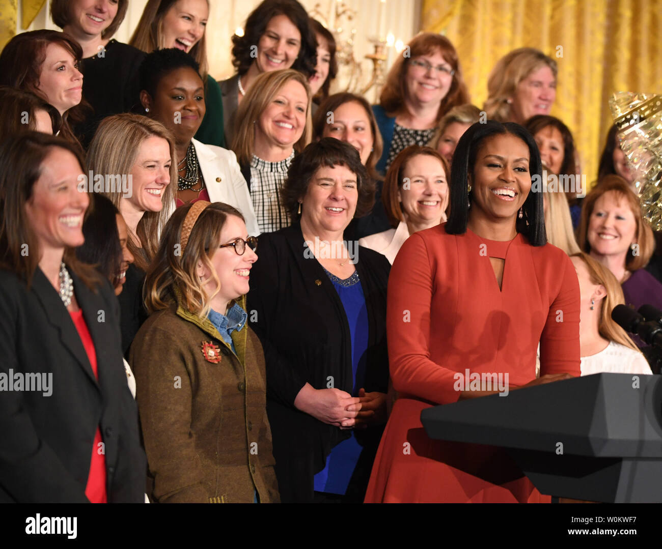 La Première Dame Michelle Obama prononce une allocution à l'école 2017 Conseiller de l'année, événement dans l'East Room de la Maison Blanche à Washington, DC, le 6 janvier 2017. Dans le cadre de Mme Obama's atteignent des taux d'initiative, elle a plaidé avec tous les étudiants d'obtenir la meilleure éducation qu'ils peuvent pour faire une Amérique meilleure. Photo de Pat Benic/UPI Banque D'Images