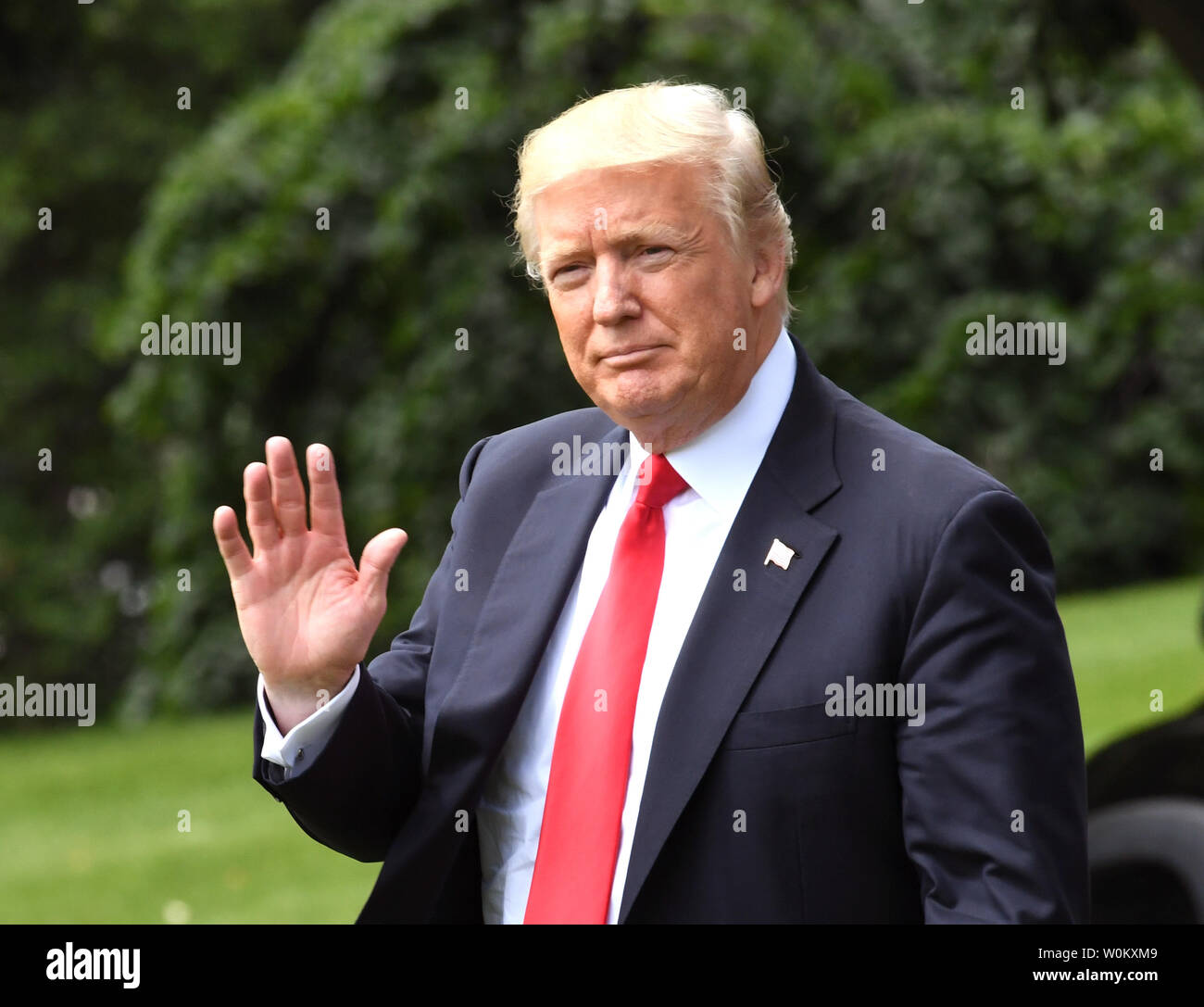 Le Président américain Donald Trump vagues sur la pelouse Sud alors qu'il quitte la Maison Blanche à Washington, DC pour le voyage à Cincinnati (Ohio) le 7 juin 2017. Trump va discuter de ses idées sur les soins de santé et l'infrastructure du pays. Photo de Pat Benic/UPI Banque D'Images