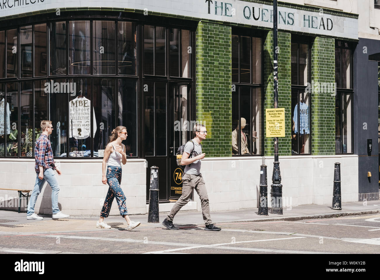 Londres, Royaume-Uni - 22 juin 2019 : cours des Queens Head pub à Shoreditch, un quartier branché de l'East End de Londres qui est à la maison sur un tableau d'interesti Banque D'Images