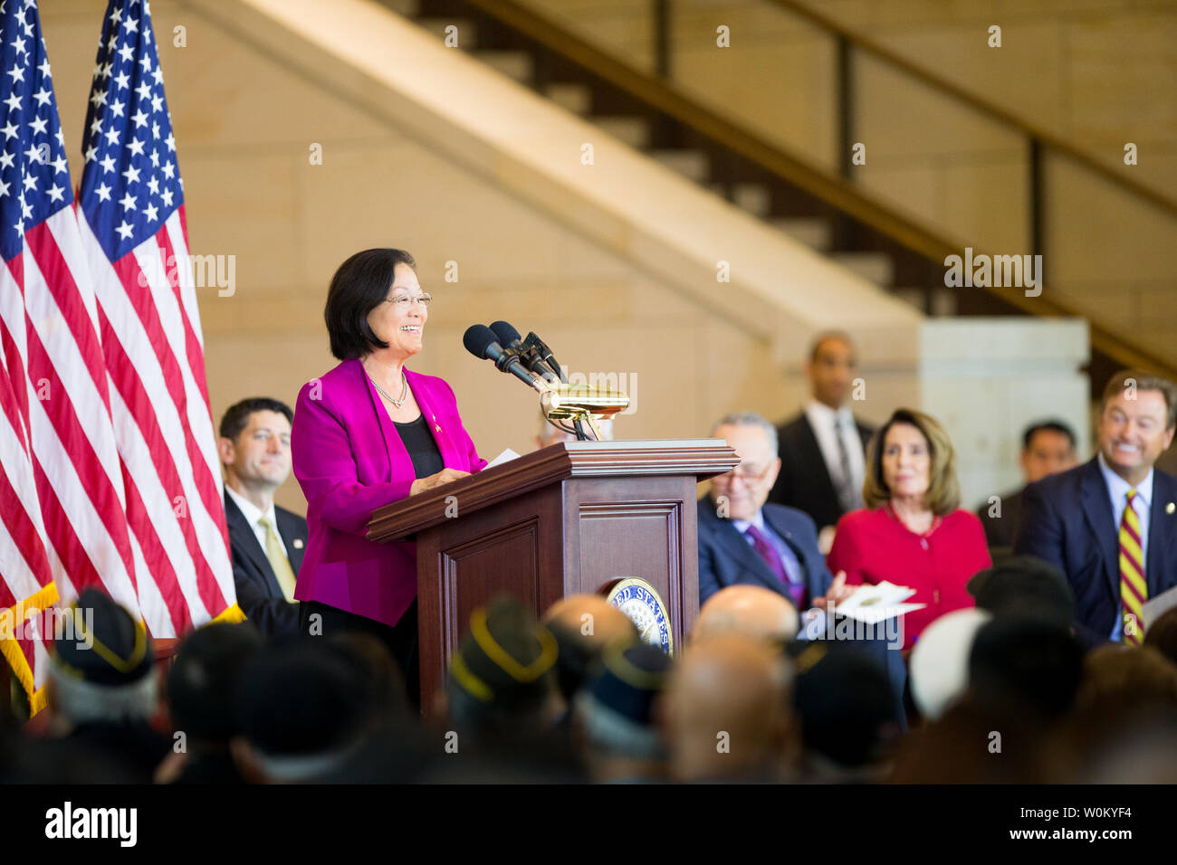 Le sénateur Mazie Hirono (D-New York) prend la parole lors d'une cérémonie avec les dirigeants de la Chambre et du Sénat pour présenter une médaille d'or du Congrès des Philippines en l'honneur des anciens combattants de la Seconde Guerre mondiale pour leur service et sacrifice durant la guerre au cours d'une cérémonie sur la colline du Capitole à Washington, DC Le 25 octobre 2017. La médaille est la plus haute distinction civile et est présenté à la suite d'une longue lutte pour la reconnaissance du service de 260 000 Philippins qui se sont battus pour les États-Unis plus de 75 ans. Photo par Erin Schaff/UPI Banque D'Images