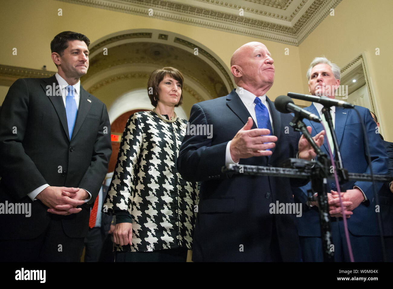 Comité des voies et moyens Président Rempl. Kevin Brady (R-TX), rejoint par, de gauche, le président de la Chambre, Paul Ryan (R-WI), Rép. Cathy McMorris Rodgers (R-WA) et leader de la majorité de la Chambre Kevin McCarthy (R-CA), parle à la conférence de presse suivant le passage de la Chambre des Représentants le projet de loi de l'impôt sur la colline du Capitole à Washington, DC Le 19 décembre 2017. Le projet de loi a été adopté à 227-203 et est maintenant dirigé vers le Sénat pour un vote. Photo par Erin Schaff/UPI Banque D'Images