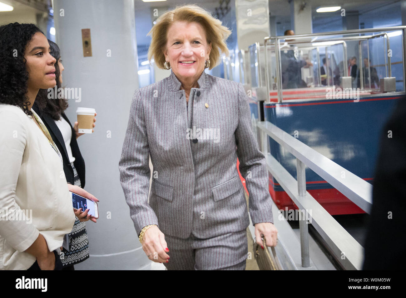 Sen. Shelley Moore Capito (R-WV) balades dans les caucus républicain hebdomadaire le déjeuner sur la colline du Capitole à Washington, DC Le 19 décembre 2017. Le Sénat a l'intention de voter sur le projet de loi fiscal ce soir. Photo par Erin Schaff/UPI. Banque D'Images