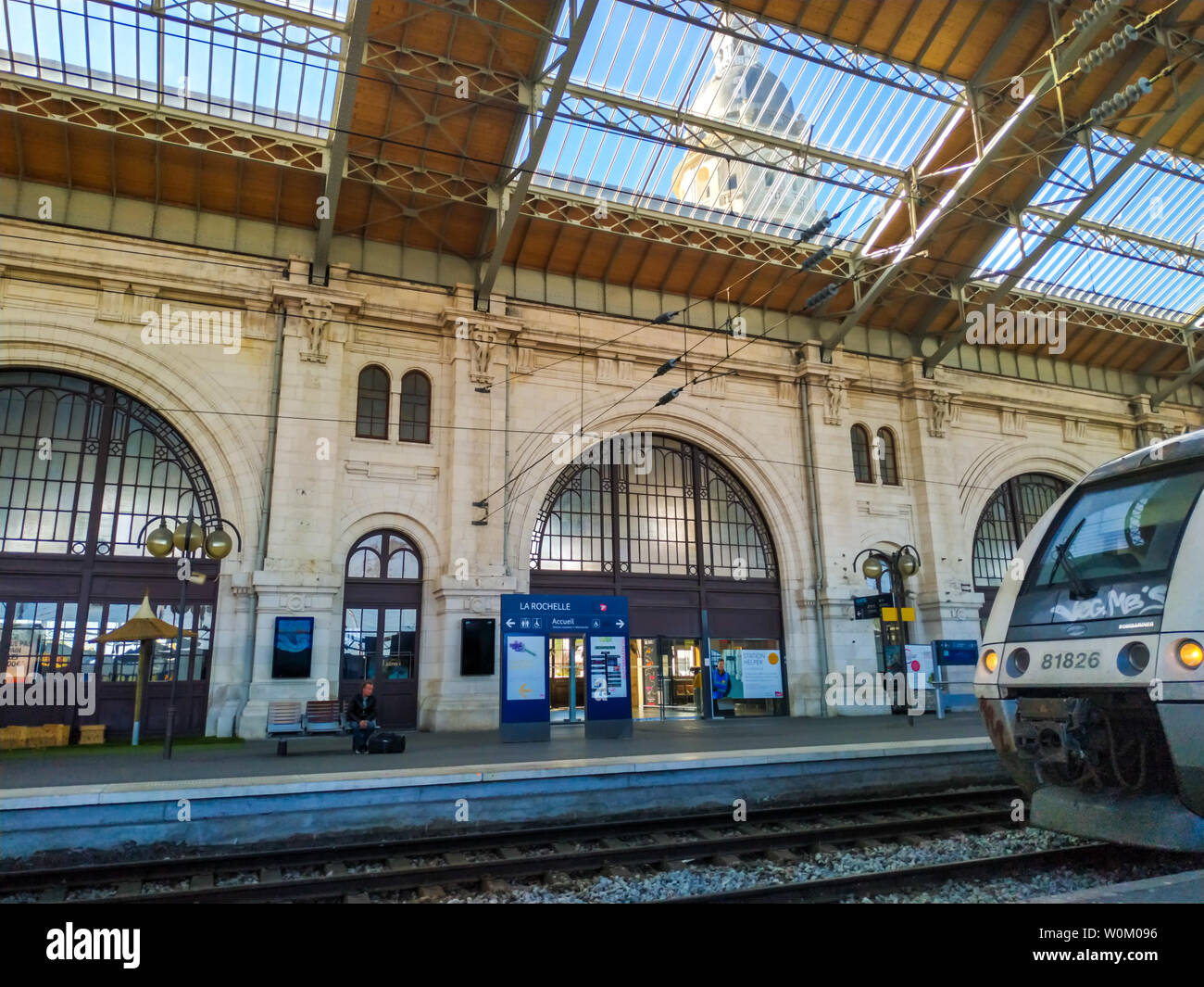 La Rochelle, France - 14 mai 2019 : Gare de La Rochelle SNCF, un centre de transport pour la région Poitou-Charentes. TGV dans la gare Banque D'Images