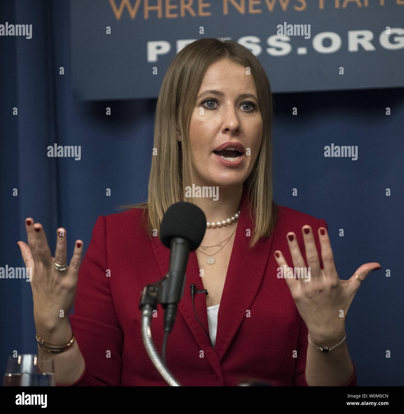 Candidat à l'élection présidentielle russe Ksenia Sobchak répond aux questions lors d'une conférence de presse au National Press Club à Washington, DC, le 6 février 2018. Sobchak, une télévision russe et les médias sociaux la célébrité et fille du président Vladimir Poutine, a déclaré que son mentor politique sont de véritables ambitions politiques mais reconnaît que ses chances de gagner les élections de mars sont minces. Photo de Pat Benic/UPI Banque D'Images