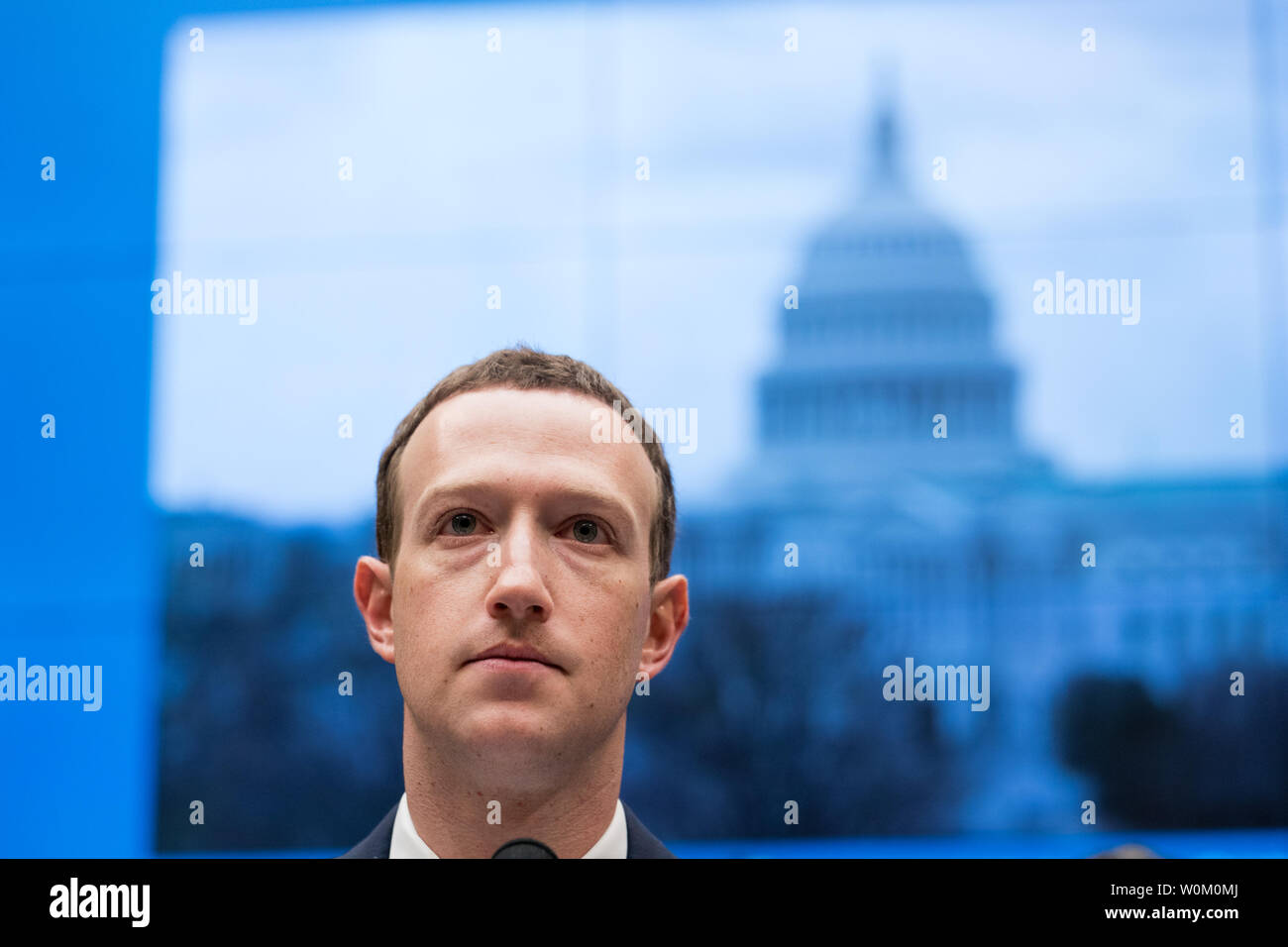 Facebook co-fondateur et PDG Mark Zuckerberg témoigne devant un comité de la Chambre de Commerce et de l'énergie audience sur la transparence et l'utilisation de données de consommation sur Hil Capitole à Washington, DC Le 11 avril 2018. Les marques de l'audition de Zuckerberg deuxième journée de témoignage sur la colline du Capitole après relevations que des millions d'utilisateurs de Facebook avaient leurs renseignements personnels utilisés de manière incorrecte par Oxford Analytica, une firme de consultation lié à la campagne présidentielle de l'Atout. Photo par Erin Schaff/UPI Banque D'Images