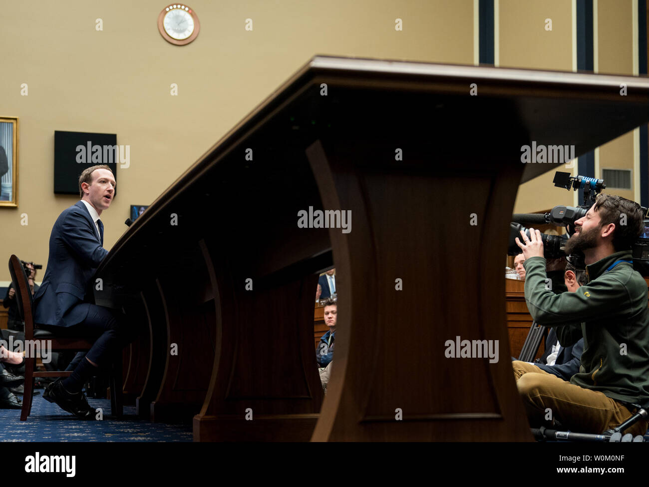 Facebook co-fondateur et PDG Mark Zuckerberg témoigne devant un comité de la Chambre de Commerce et de l'énergie audience sur la transparence et l'utilisation de données de consommation sur Hil Capitole à Washington, DC Le 11 avril 2018. Les marques de l'audition de Zuckerberg deuxième journée de témoignage sur la colline du Capitole après relevations que des millions d'utilisateurs de Facebook avaient leurs renseignements personnels utilisés de manière incorrecte par Oxford Analytica, une firme de consultation lié à la campagne présidentielle de l'Atout. Photo par Erin Schaff/UPI Banque D'Images