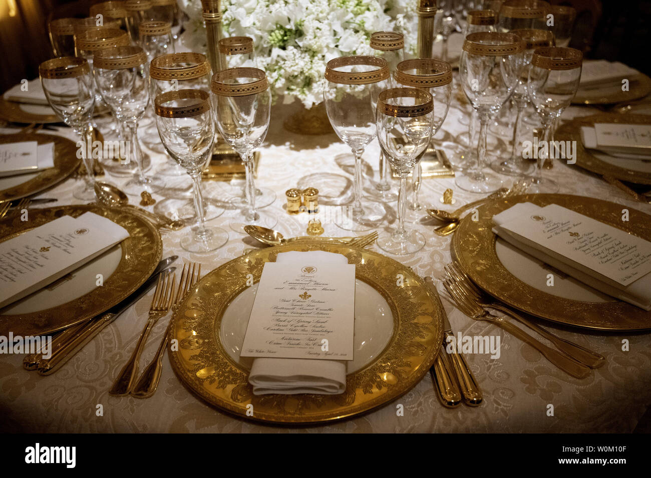 Les tables sont dressées dans la salle à manger d'État pour le dîner d'État offert par le président des États-Unis, Donald Trump et la première dame Melania Trump pour le Président Emmanuel Macron et sa femme Brigitte Macron, lors d'un aperçu de la presse à la Maison Blanche le soir du 23 avril 2018. Le dîner sera le 24 avril que Macron passe la journée à la Maison Blanche pour la première visite officielle en vertu de la présidence d'Atout. Photo de Pat Benic/UPI Banque D'Images