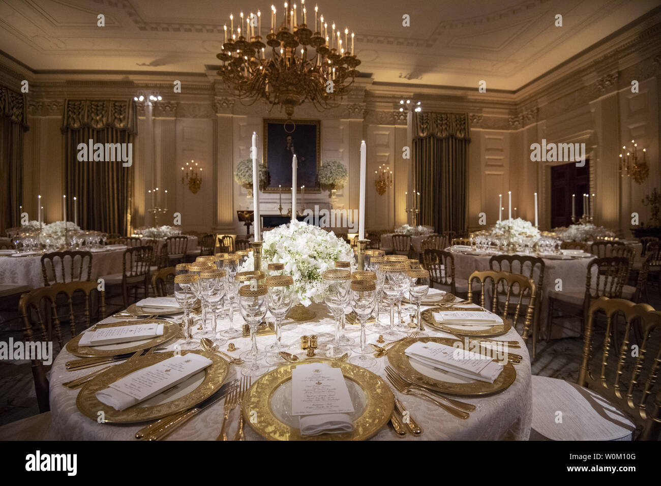 Les tables sont dressées dans la salle à manger d'État pour le dîner d'État offert par le président des États-Unis, Donald Trump et la première dame Melania Trump pour le Président Emmanuel Macron et sa femme Brigitte Macron, lors d'un aperçu de la presse à la Maison Blanche le soir du 23 avril 2018. Le dîner sera le 24 avril que Macron passe la journée à la Maison Blanche pour la première visite officielle en vertu de la présidence d'Atout. Photo de Pat Benic/UPI Banque D'Images