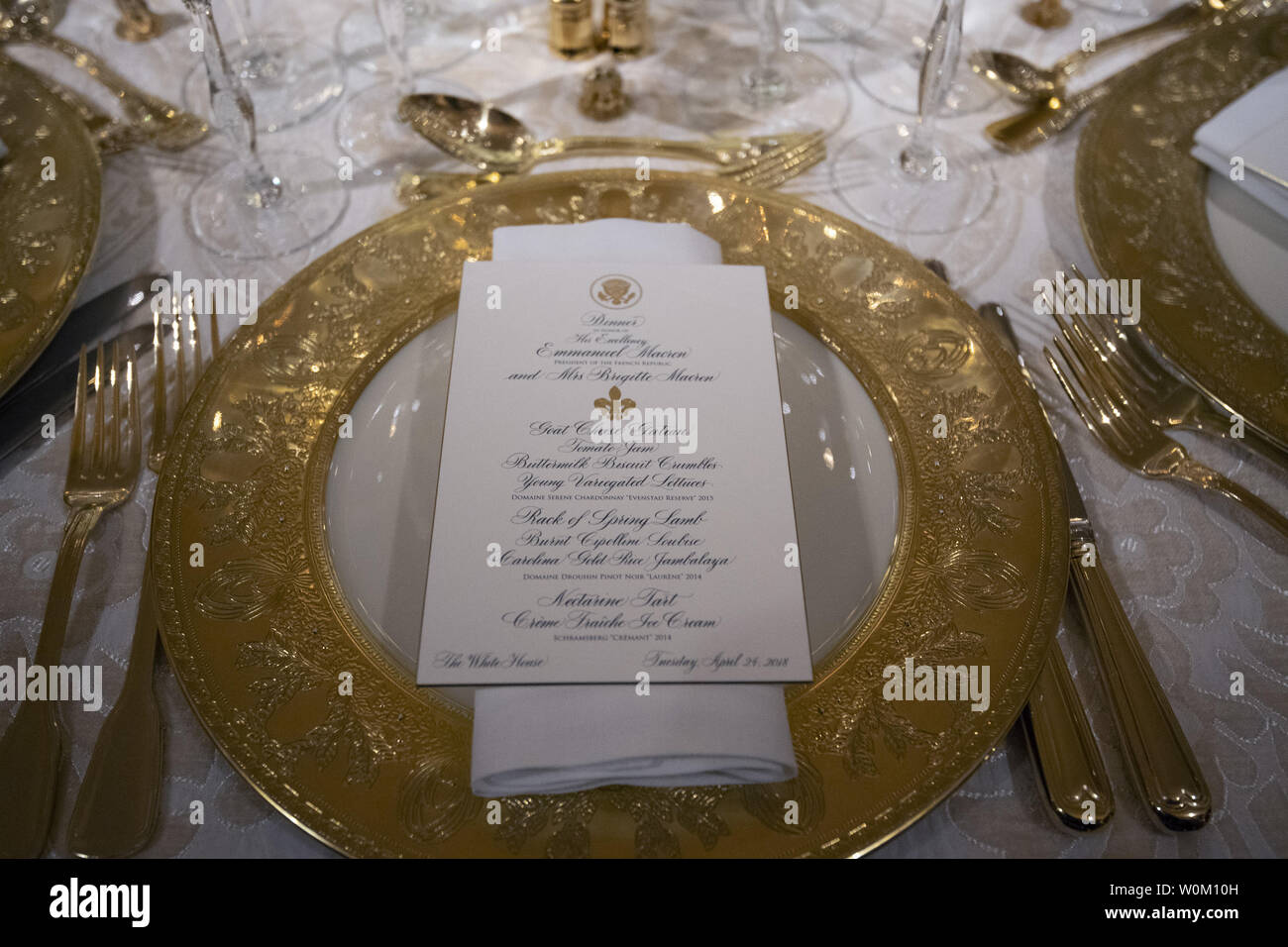 Les tables sont dressées dans la salle à manger d'État pour le dîner d'État offert par le président des États-Unis, Donald Trump et la première dame Melania Trump pour le Président Emmanuel Macron et sa femme Brigitte Macron, lors d'un aperçu de la presse à la Maison Blanche le soir du 23 avril 2018. Le dîner sera le 24 avril que Macron passe la journée à la Maison Blanche pour la première visite officielle en vertu de la présidence d'Atout. Photo de Pat Benic/UPI Banque D'Images