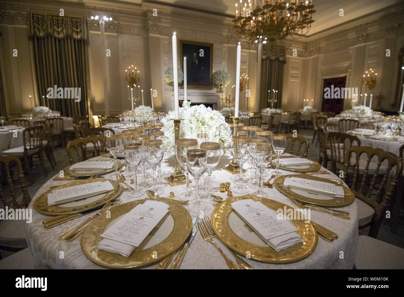 Les tables sont dressées dans la salle à manger d'État pour le dîner d'État offert par le président des États-Unis, Donald Trump et la première dame Melania Trump pour le Président Emmanuel Macron et sa femme Brigitte Macron, lors d'un aperçu de la presse à la Maison Blanche le soir du 23 avril 2018. Le dîner sera le 24 avril que Macron passe la journée à la Maison Blanche pour la première visite officielle en vertu de la présidence d'Atout. Photo de Pat Benic/UPI Banque D'Images