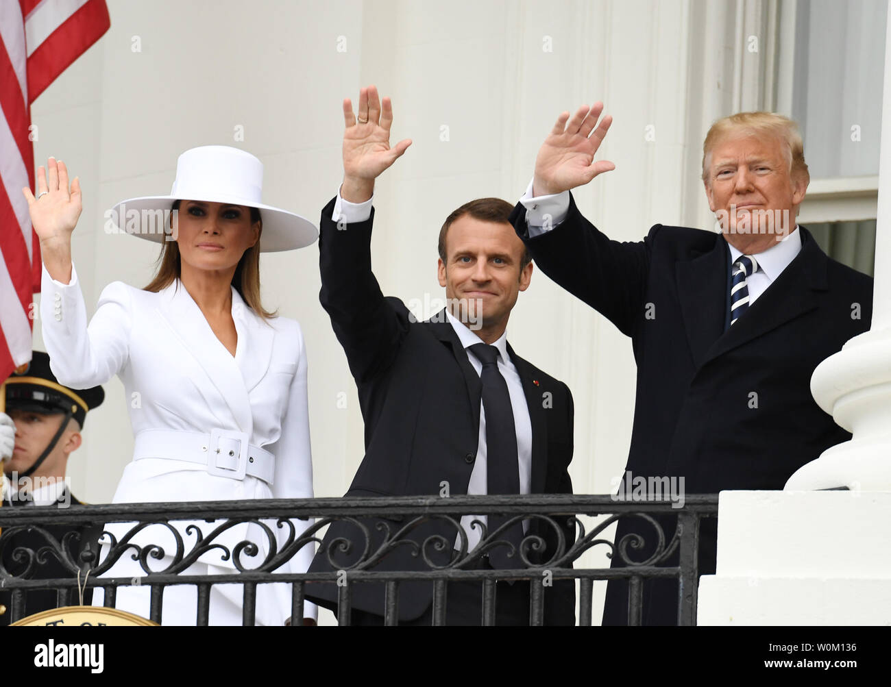 Le Président américain Donald Trump, première dame Melania Trump, président français Emmanuel Macron et Brigitte Macron vague du balcon lors de cérémonie d'accueil pour la visite d'État à la Maison Blanche le Mardi, Avril 24, 2018. Photo de Pat Benic/UPI Banque D'Images