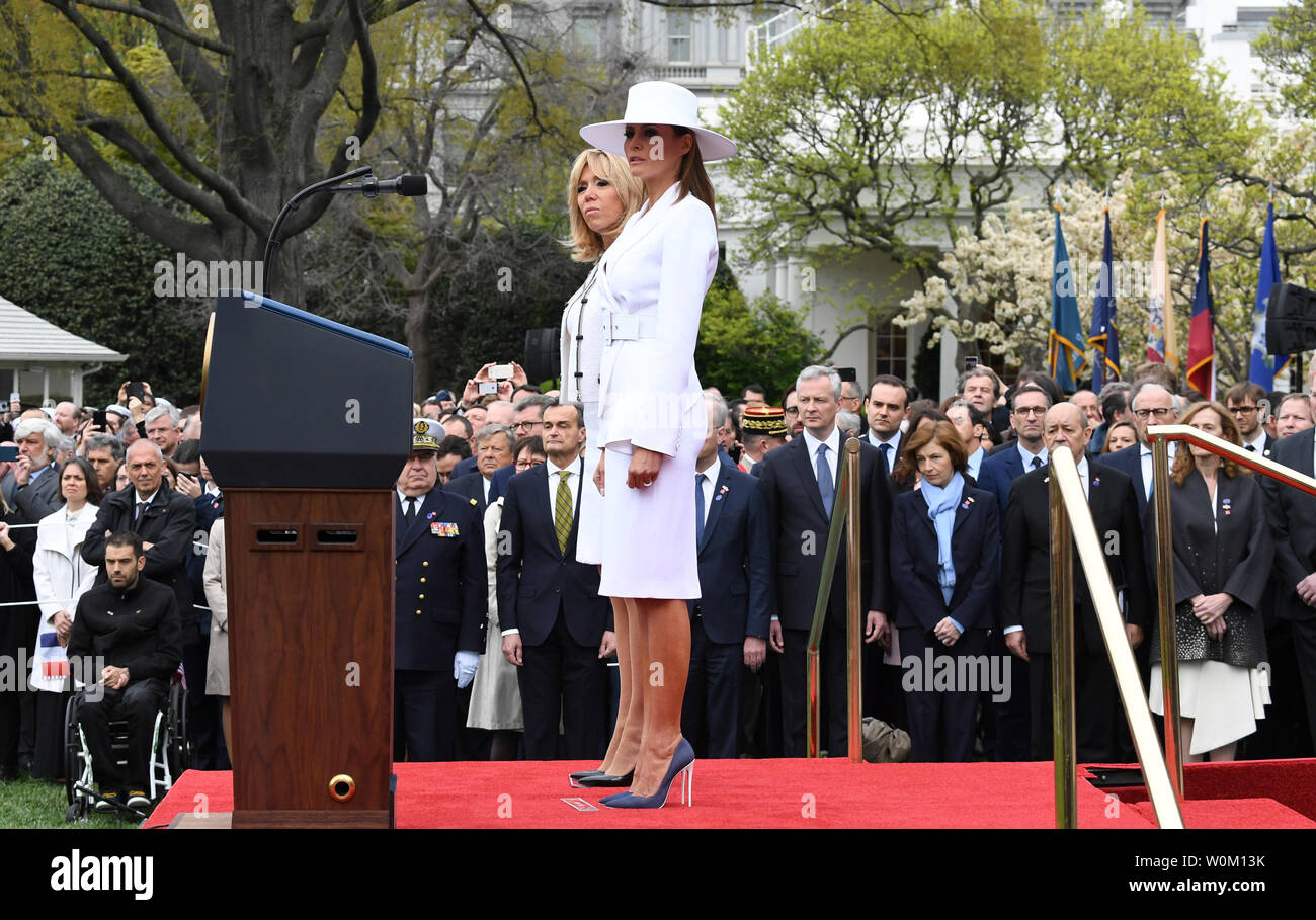 Sapins américains dame Melania Trump et Brigitte Macron watch de l'estrade au cours de cérémonie d'accueil pour la visite d'État à la Maison Blanche le Mardi, Avril 24, 2018. Photo de Pat Benic/UPI Banque D'Images