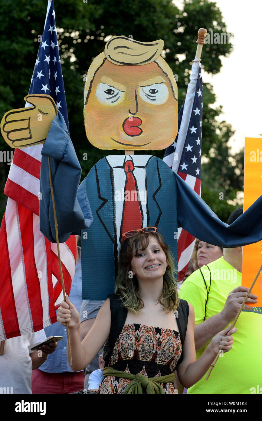 Une femme devant de la Maison Blanche en attendant que les artistes de Broadway à rejoindre la manifestation à Washington, DC, le 6 août 2018. Rosie O'Donnell et acteurs de spectacles de Broadway à New York s'est joint à l'Atout anti-manifestations qui a commencé depuis le sommet d'Helsinki entre le Président Donald Trump et le président russe Vladimir Poutine. Les artistes de Broadway show chanté diverses chansons pendant la manifestation. Photo de Pat Benic/UPI Banque D'Images