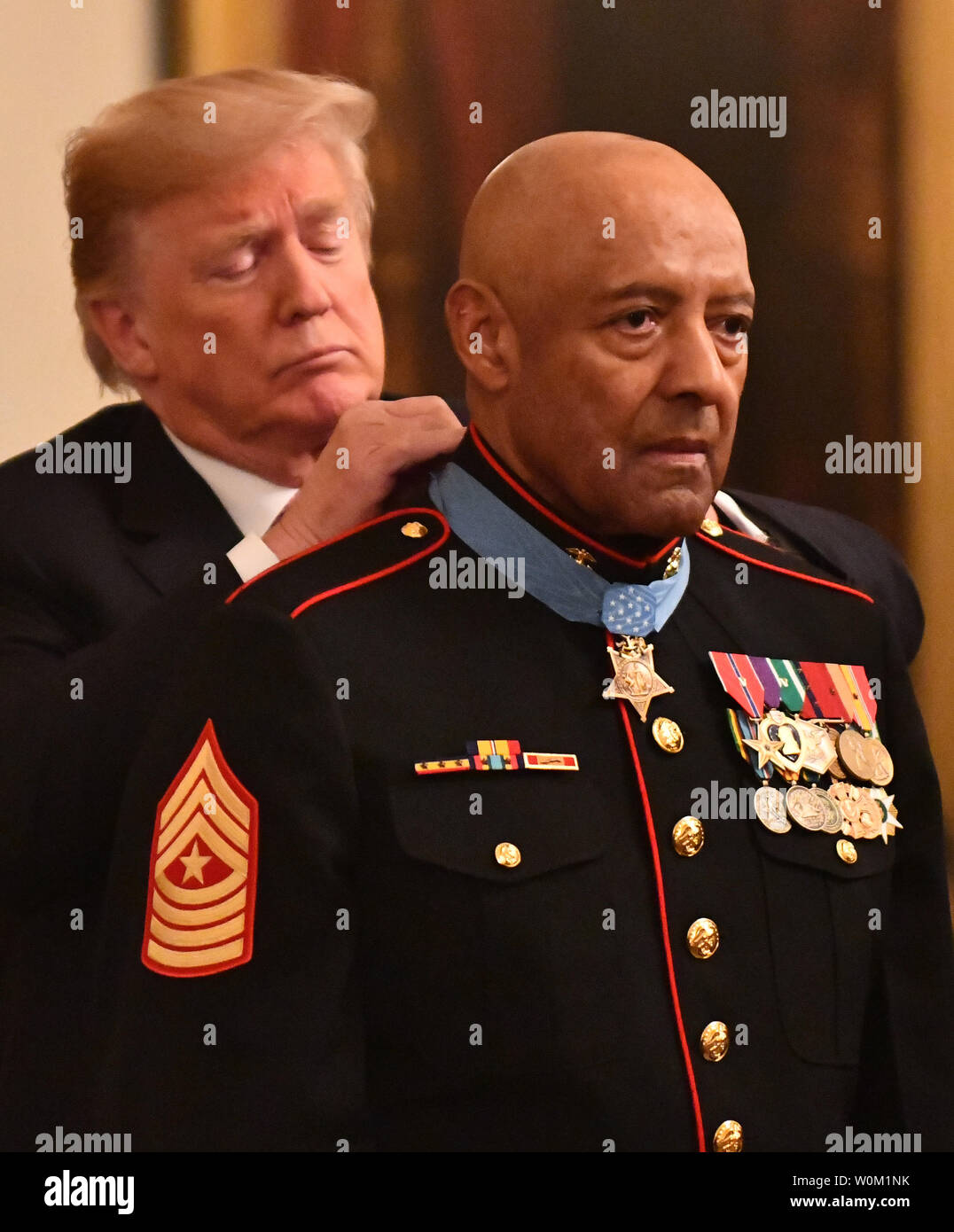 Le président Donald Trump remettant la médaille d'honneur à retiré le Sgt. Le major John Canley pour son service pendant la guerre du Vietnam, dans l'East Room de la Maison Blanche à Washington, DC Le 17 octobre 2018. Le 80-year-old ancien marine qui vit à Oxnard, Californie, a reçu le prix pour service dans la bataille de Hué il y a 50 ans. Photo de Pat Benic/UPI Banque D'Images