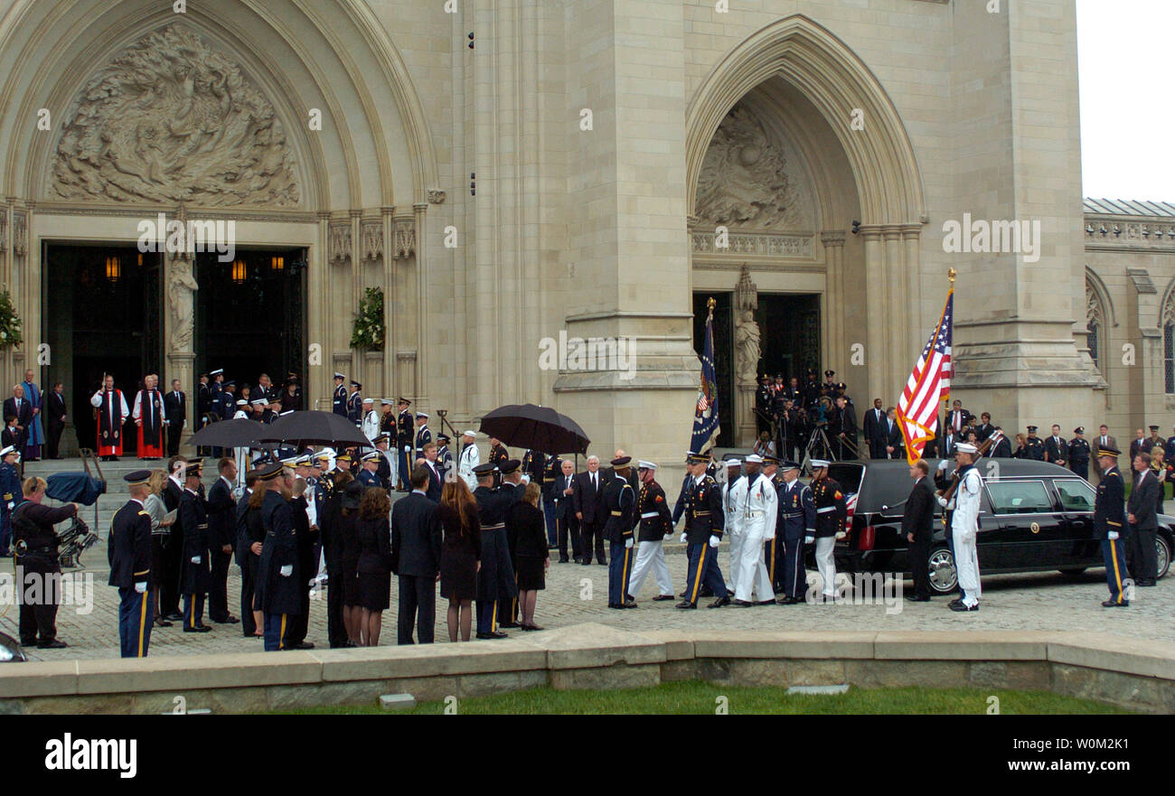 La garde d'honneur militaire charge le cercueil dans le corbillard aux funérailles d'état de service l'ancien président américain Ronald Reagan au W. Cathédrale nationale à Washington D.C. le 11 juin 2004. (UPI Photo/Greg Whitesell) Banque D'Images