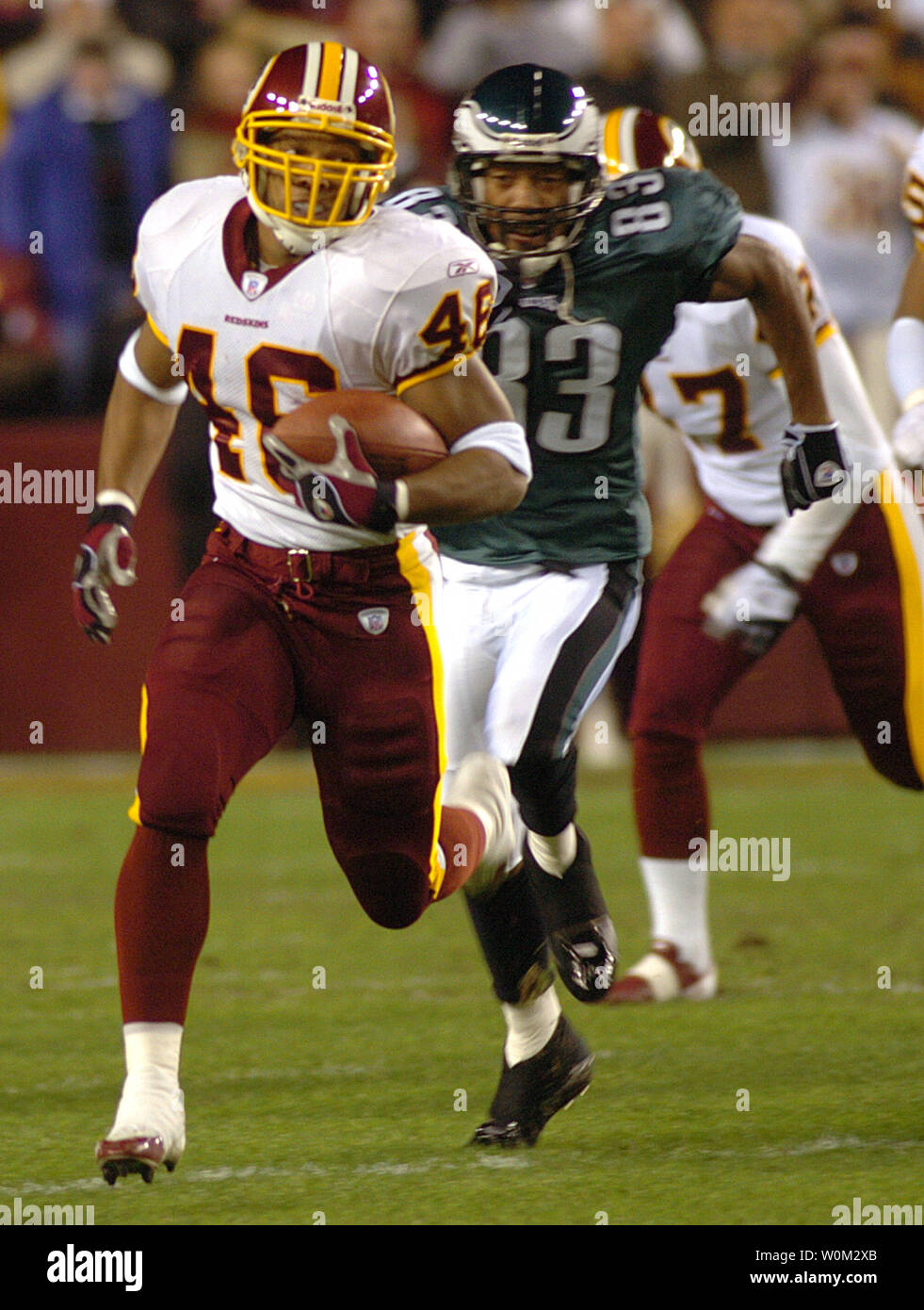 Redskins de Washington kick returner Ladell Betts s'exécute pour un retour dans la cour 62 17-14 perte pour les Eagles de Philadelphie le 12 décembre 2004 à Fed Ex Field à Landover, Maryland (UPI Photo/Greg Whitesell) Banque D'Images
