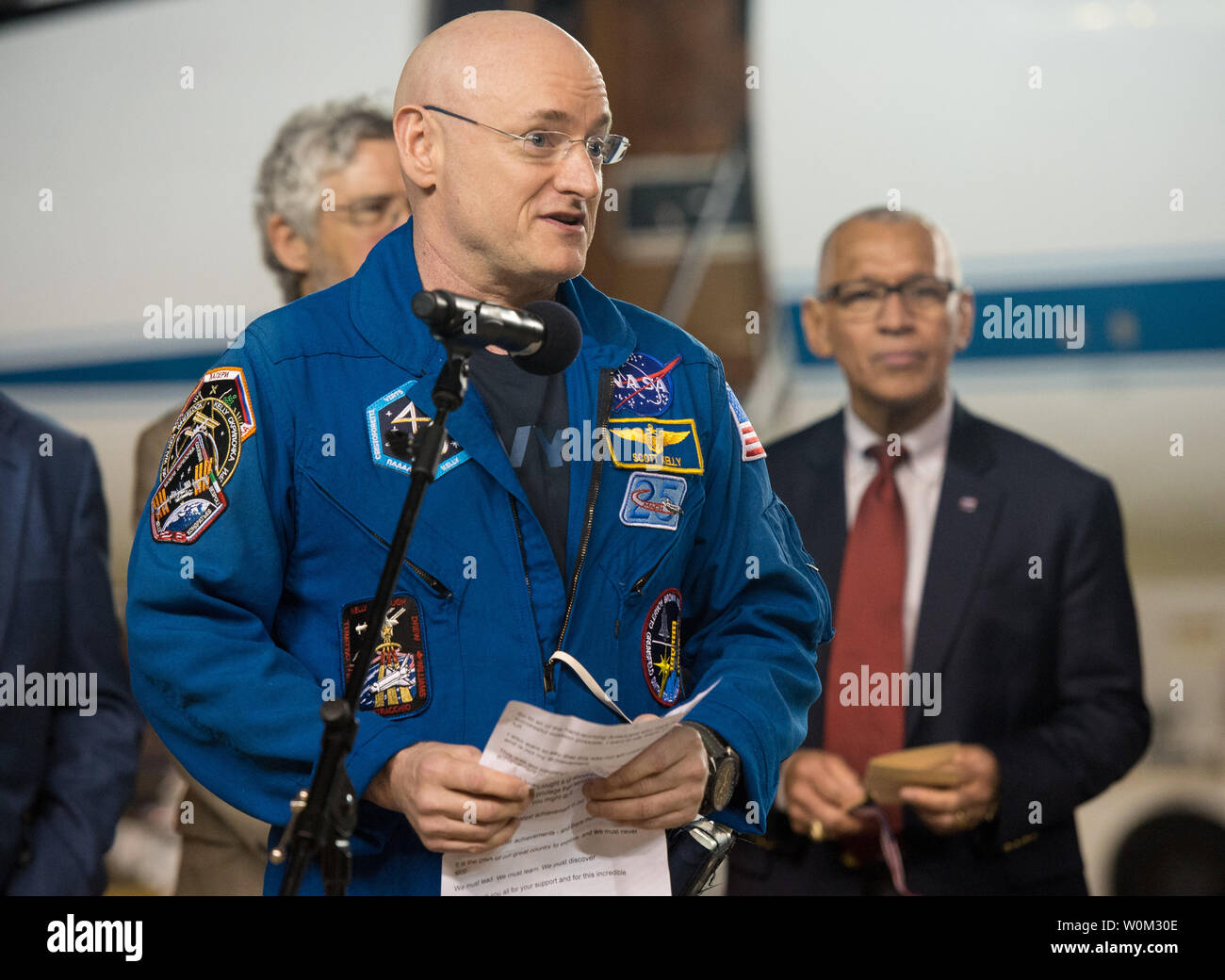 Expedition 46 Le commandant Scott Kelly de NASA prononce une allocution à Ellington Field, le jeudi 3 mars 2016 à Houston, Texas après son retour sur Terre. Kelly et ingénieurs de vol Mikhail Kornienko et Sergey Volkov de Roscosmos a atterri dans leur capsule Soyouz TMA-18M au Kazakhstan le 1 mars (heure de l'Est). Kelly et Kornienko a terminé une Station Spatiale Internationale année record-longue mission en tant que membres d'expéditions 43, 44, 45, et 46 à recueillir de précieuses données sur l'effet de longue durée de l'apesanteur sur le corps humain qui seront utilisés pour formuler une mission humaine vers Mars. Volkov retourné af Banque D'Images