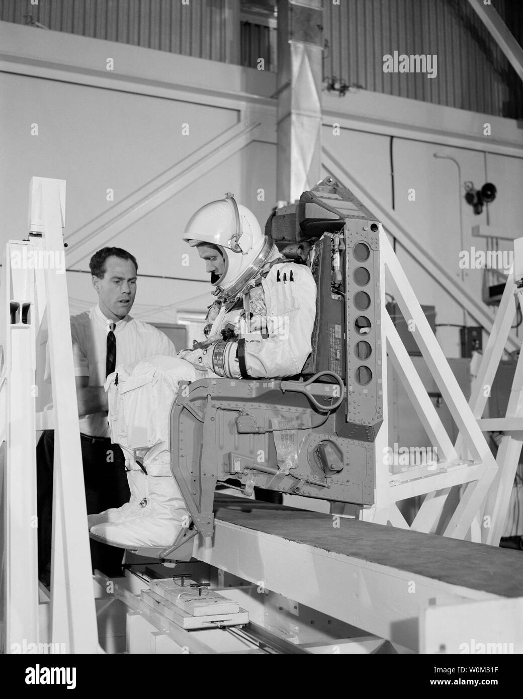 L'astronaute Neil Armstrong de la NASA subit le poids et tests d'équilibre dans la construction d'installation pyrotechnique, au Centre spatial Kennedy, en Floride, le 18 février 1966. 16 mars 2016 marque le 50e anniversaire de la NASA mission Gemini 8, le sixième vol habité réalisée au cours de l'United States' Project programme Gemini. L'objectif principal de la mission, le succès de l'amarrage de deux vaisseaux spatiaux en orbite, une première dans les vols spatiaux, a été un succès si l'équipage subirait une critique dans l'espace de défaillance du système, les forçant à abandonner la mission prématurément. UPI Banque D'Images