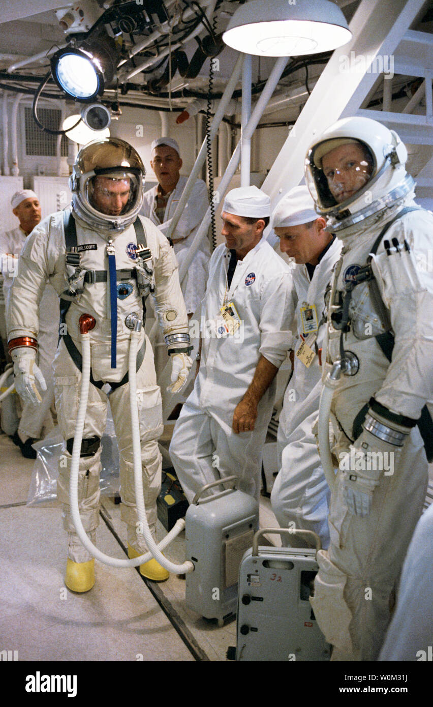 Les astronautes de la NASA David Scott (à gauche) et Neil Armstrong, à la fois en pleine scaphandres, en entrant dans la salle blanche de l'engin spatial de Gemini 8 simulation lors du compte à rebours le 11 mars 1966. 16 mars 2016 marque le 50e anniversaire de la NASA mission Gemini 8, le sixième vol habité réalisée au cours de l'United States' Project programme Gemini. L'objectif principal de la mission, le succès de l'amarrage de deux vaisseaux spatiaux en orbite, une première dans les vols spatiaux, a été un succès si l'équipage subirait une critique dans l'espace de défaillance du système, les forçant à abandonner la mission prématurément. UPI Banque D'Images