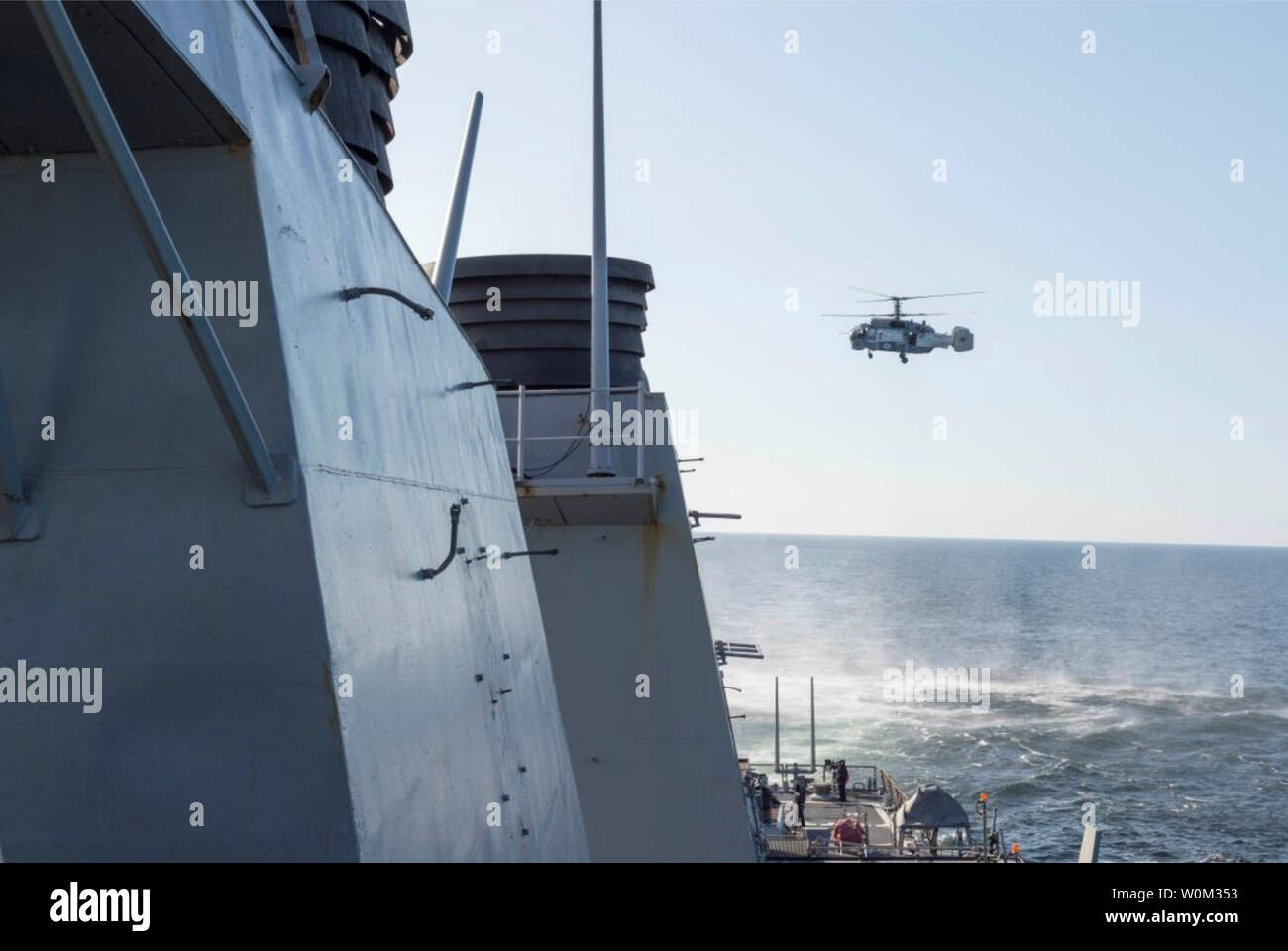 Un russe Kamov KA-27 Helix étroitement surveils le USS Donald Cook (DDG 75) le 12 avril 2016, lors des manoeuvres dans les eaux internationales de la mer Baltique. Donald Cook, une classe Arleigh Burke destroyer lance-missiles déployés avant, à Rota, Espagne, effectue une patrouille de routine dans le domaine de la flotte des États-Unis 6e des opérations à l'appui des intérêts de sécurité nationale des États-Unis en Europe. Photo par U.S. Navy/UPI Banque D'Images