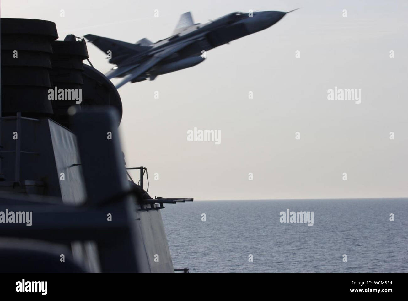 Un russe Sukhoi Su-24 des aéronefs d'attaque fait un très-basse altitude au col par l'USS Donald Cook (DDG 75) le 12 avril 2016, lors des manoeuvres dans les eaux internationales de la mer Baltique. Donald Cook, une classe Arleigh Burke destroyer lance-missiles déployés avant, à Rota, Espagne, effectue une patrouille de routine dans le domaine de la flotte des États-Unis 6e des opérations à l'appui des intérêts de sécurité nationale des États-Unis en Europe. Photo par U.S. Navy/UPI Banque D'Images