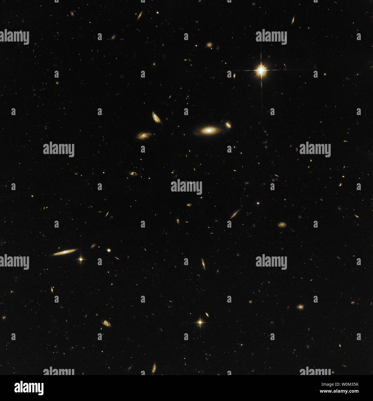 Bien que l'un des instruments de Hubble a observé la cible pour son 27e anniversaire - la galaxies NGC 4302 et NGC 4298 - un autre instrument simultanément a observé un patch à proximité du ciel dans cette image publié le 20 avril 2017. Ces observations de terrain parallèles d'accroître l'efficacité de la façon dont le télescope est utilisé lors d'observations. Ce champ parallèle spécifique montre une zone du ciel, en grande partie inondé avec des galaxies spirales comme notre Voie Lactée. La plupart des galaxies différentes seulement parce qu'elles sont inclinées à diverses orientations en ce qui a trait à la masse - d'un bord-fa Banque D'Images