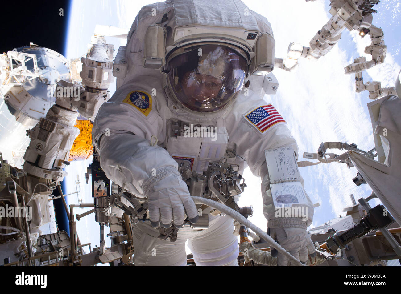 L'astronaute de la NASA Peggy Whitson est vu le 6 janvier 2017, en prenant part à une sortie extravéhiculaire durant l'expédition 50 à bord de la Station spatiale internationale. Le lundi 24 avril 2017, l'astronaute américaine Peggy Whitson a battu le record de 534 jours par Jeff Williams pour le temps total passé dans l'espace par un Américain. Whitson est également la première femme à commander la Station spatiale internationale (ISS) deux fois plus de tenir le record du plus grand nombre de sorties dans l'espace menées par une femme astronaute. NASA/UPI Banque D'Images