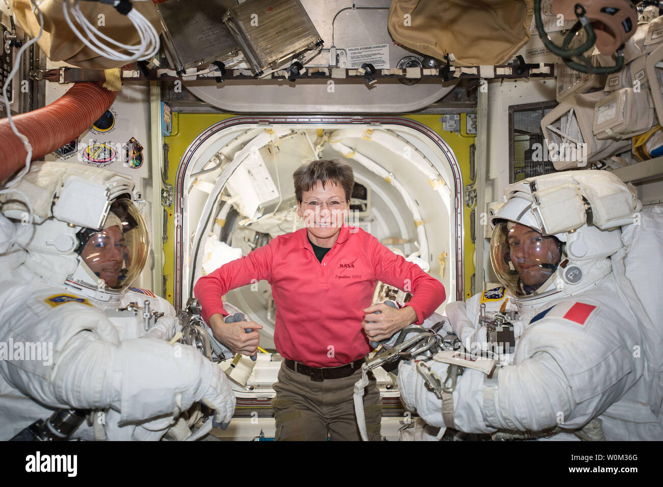 L'astronaute de la NASA Peggy Whitson (milieu) pose avec le commandant de l'Expédition 50 Shane Kimbrough de la NASA (à gauche) et Thomas Pesquet ingénieur de vol de l'ESA (Agence Spatiale Européenne) (droite) avant leur sortie dans le 24 mars 2017. Le lundi 24 avril 2017, l'astronaute américaine Peggy Whitson a battu le record de 534 jours par Jeff Williams pour le temps total passé dans l'espace par un Américain. Whitson est également la première femme à commander la Station spatiale internationale (ISS) deux fois plus de tenir le record du plus grand nombre de sorties dans l'espace menées par une femme astronaute. NASA/UPI Banque D'Images