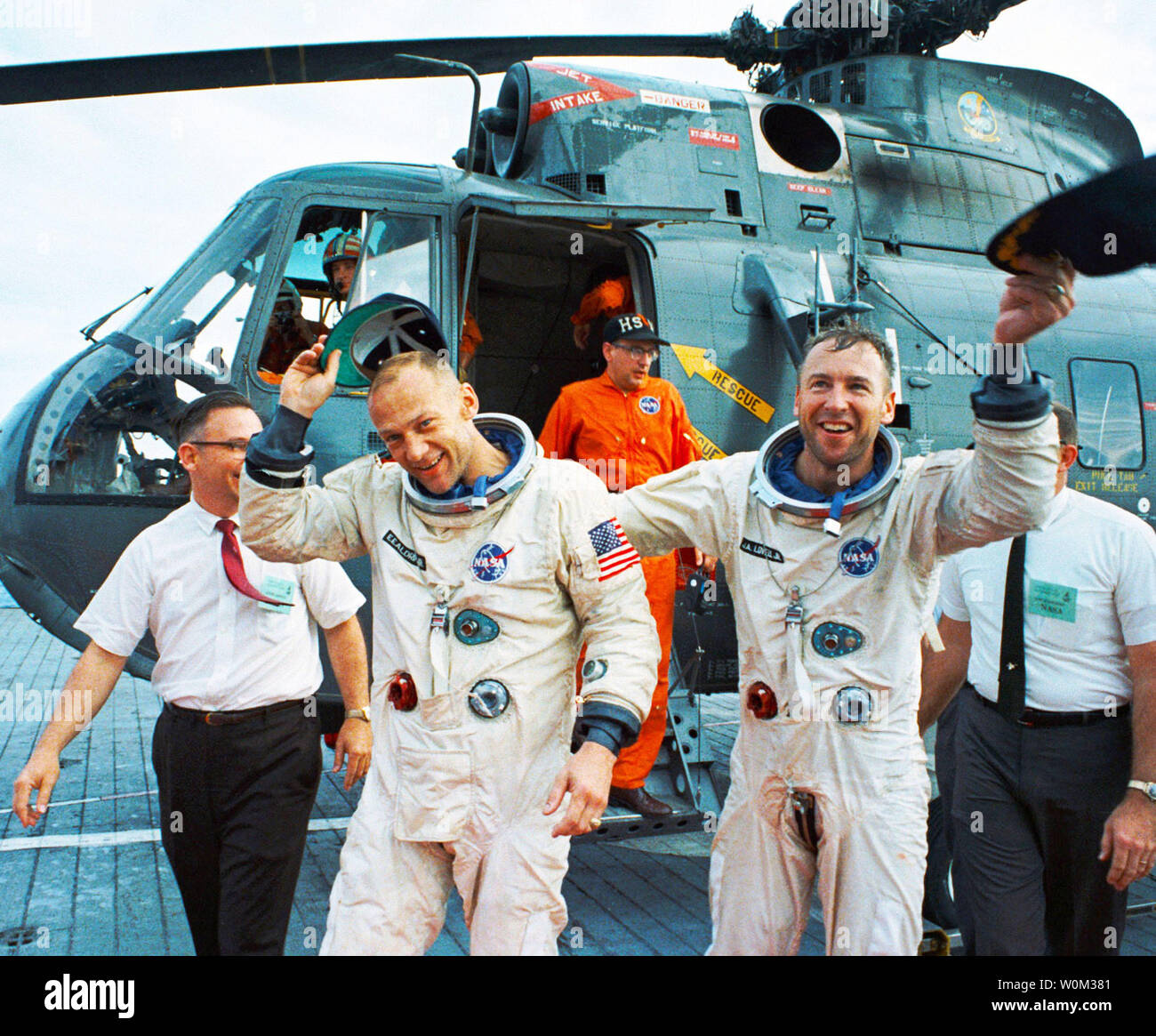 Après le Gemini XII splashdown le 15 novembre 1966, les astronautes Buzz Aldrin, gauche, et Jim Lovell sont accueillis à bord du porte-avions de récupération, USS Wasp, la conclusion de leur mission de quatre jours. Gemini XII est le dernier vol du programme Gemini, un pont entre le mercure et d'Apollon, les programmes conçus pour l'équipement de test et les procédures de la mission en orbite terrestre et pour former les astronautes et les équipes au sol pour les missions vers la lune dans les années 1960 et 1970. NASA/UPI Banque D'Images